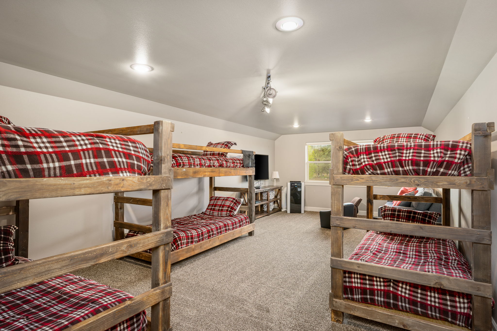 Upstairs Bunkroom- 6 Twin XL's