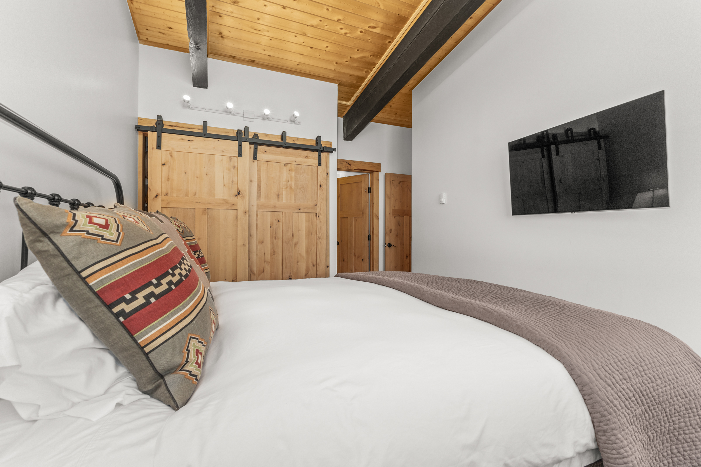 Ensuite Bedroom  1 | King Size Bed