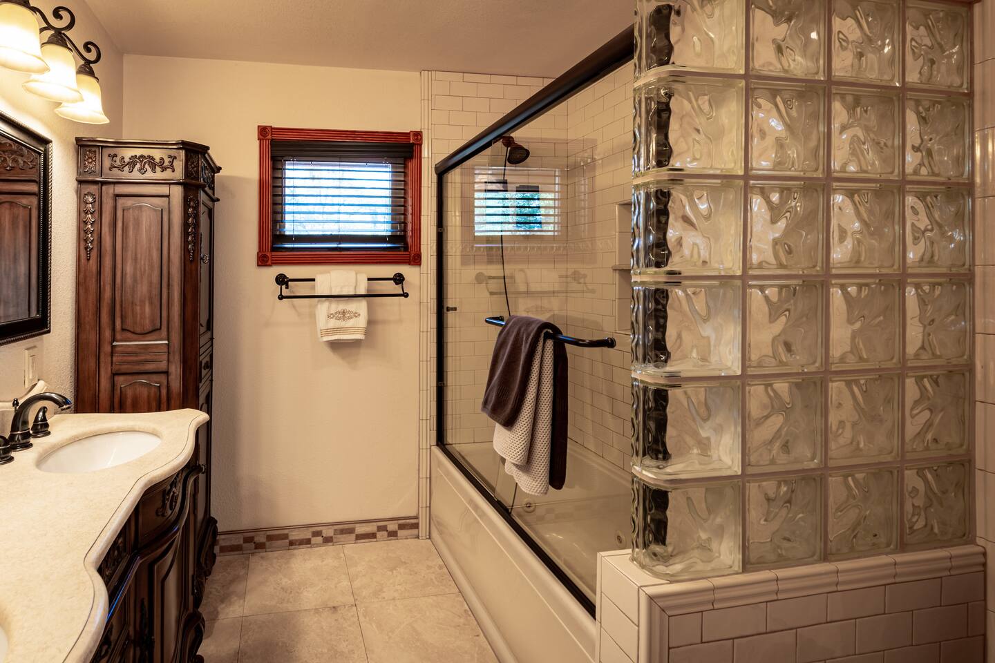 Jetted bath tub in master bathroom