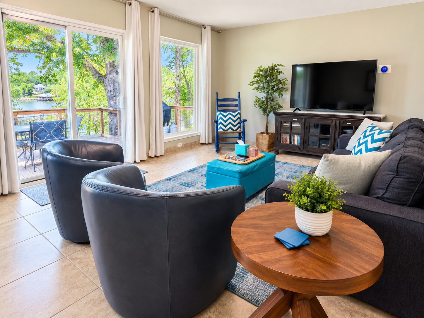 Living Room w/ lake views and smart TV