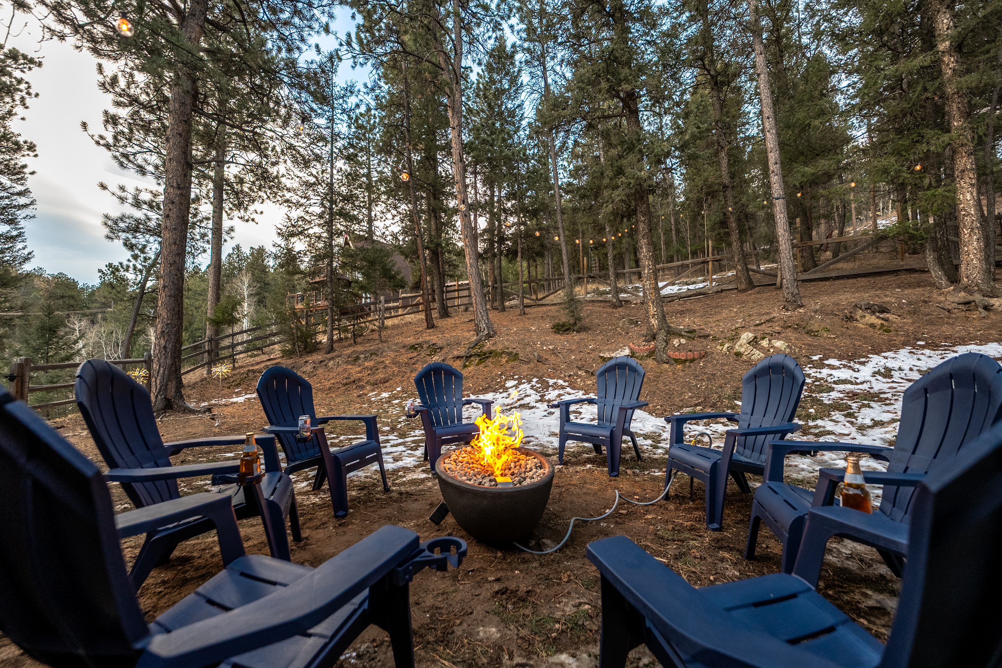 🔥🌲 Gather ‘round the outdoor firepit—Adirondack chairs, string lights ✨, and pine-scented mountain air for s’mores, stories, and stargazing 🌌