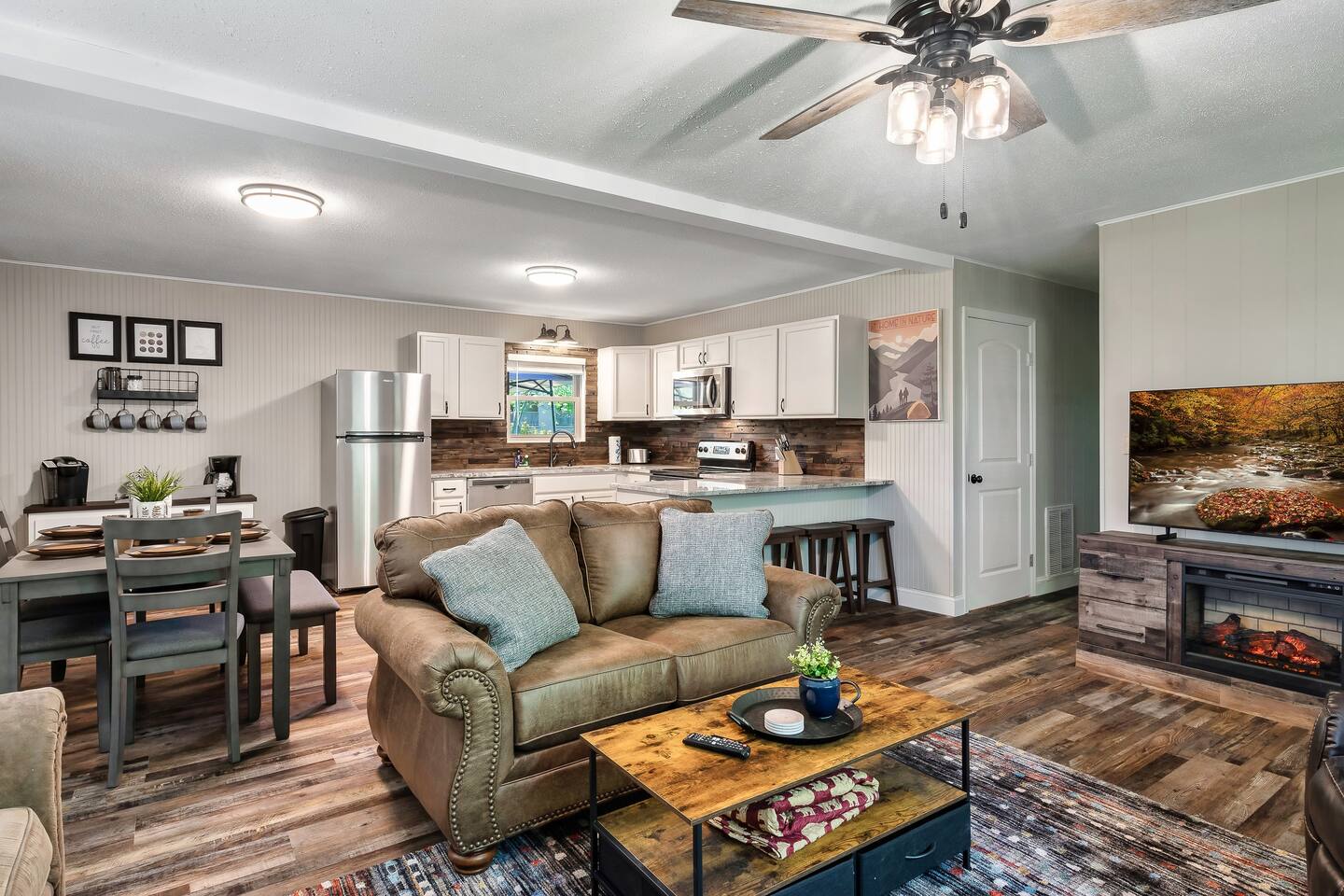 Unwind in our spacious Smoky Mountain retreat. Open-concept living area with cozy fireplace, fully equipped kitchen, and modern amenities. Perfect for family gatherings near Pigeon Forge attractions. #DollywoodNearby