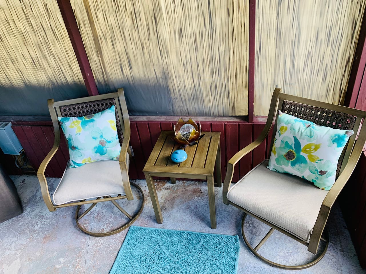 Screened in porch. Relax…and enjoy!