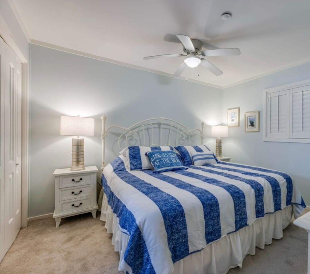 King bed with bedside lamps