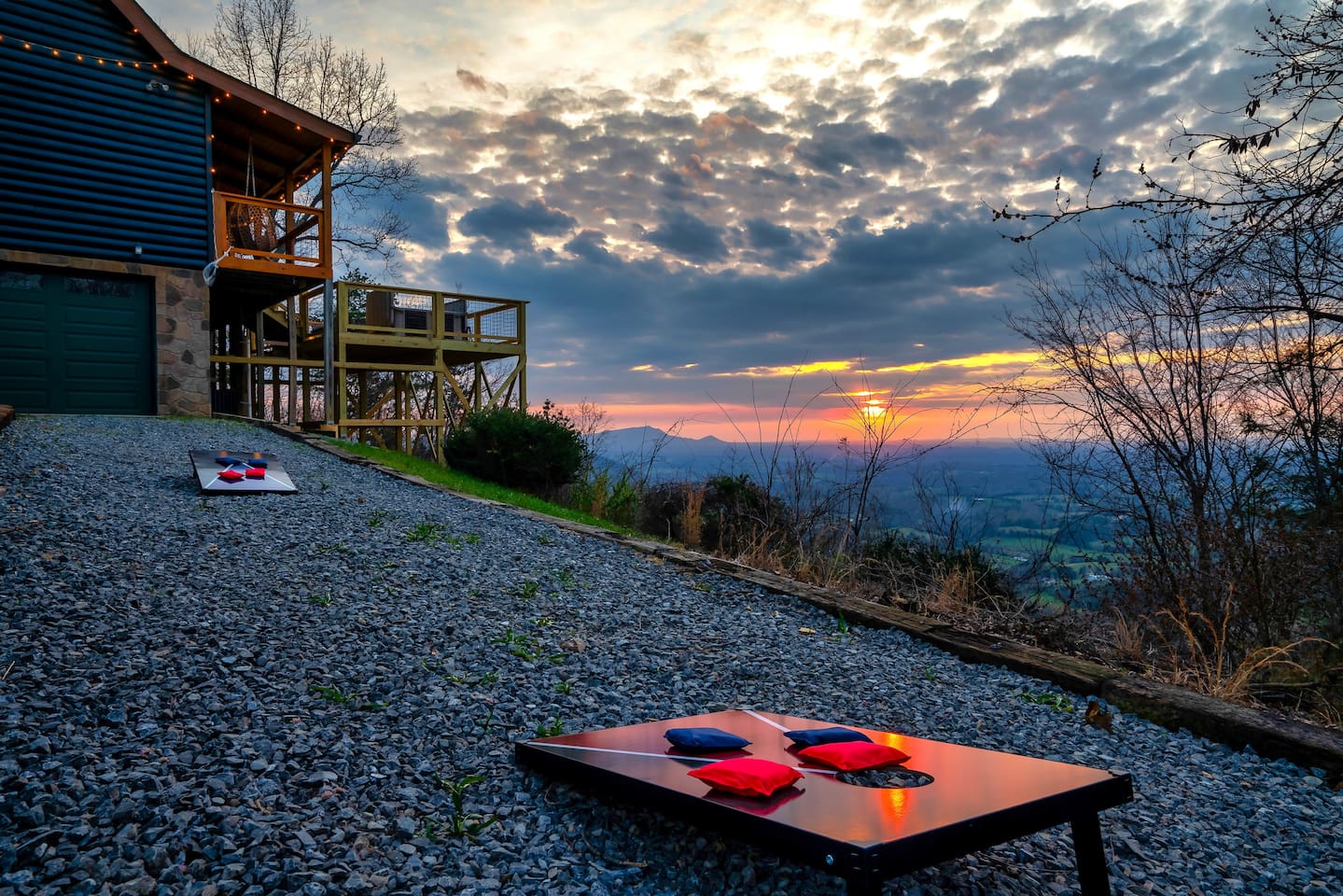 Family-friendly mountain cabin offering cornhole, panoramic mountain views, and unforgettable sunsets for the ultimate outdoor experience.