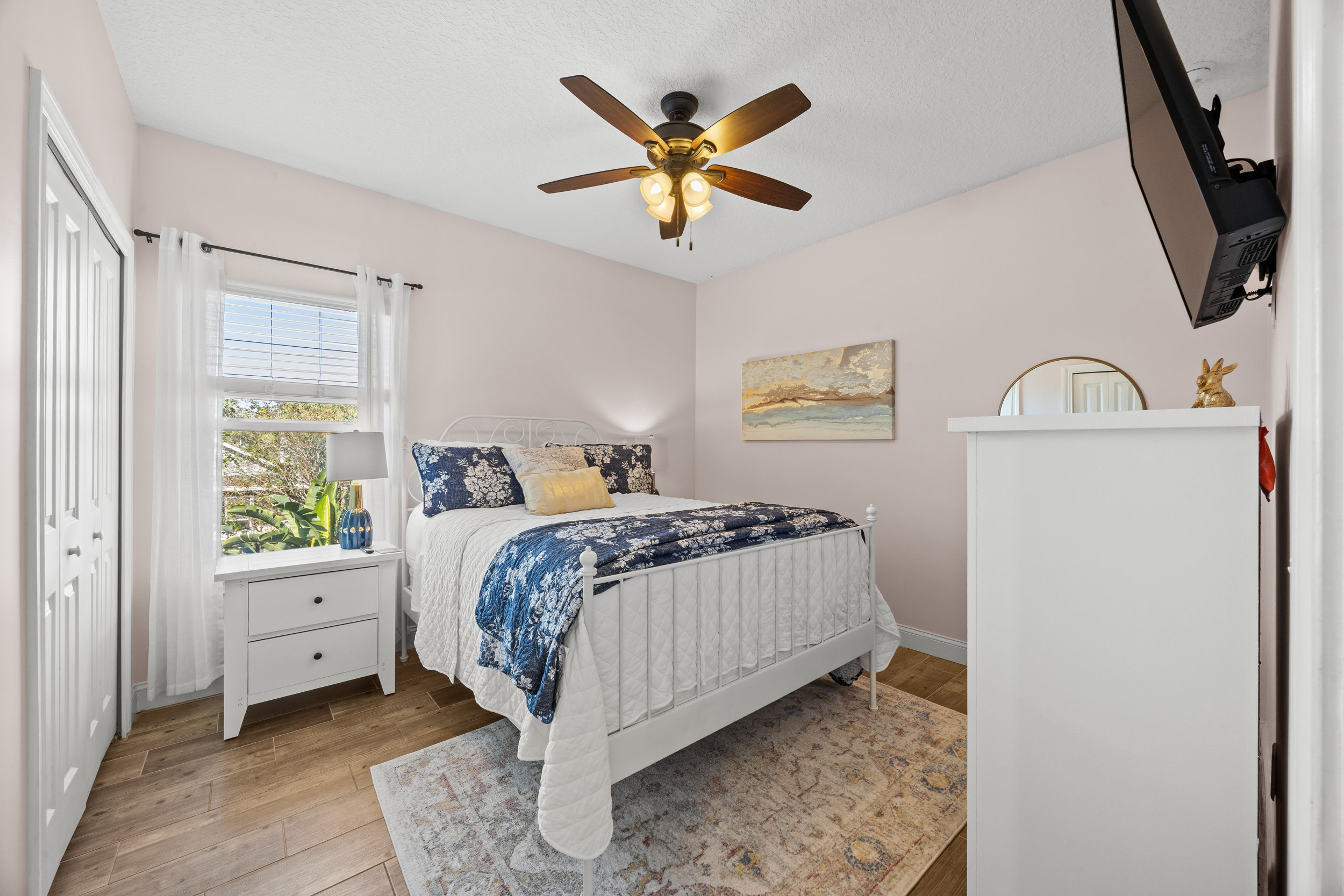 Cozy sunlit retreat to unwind in.