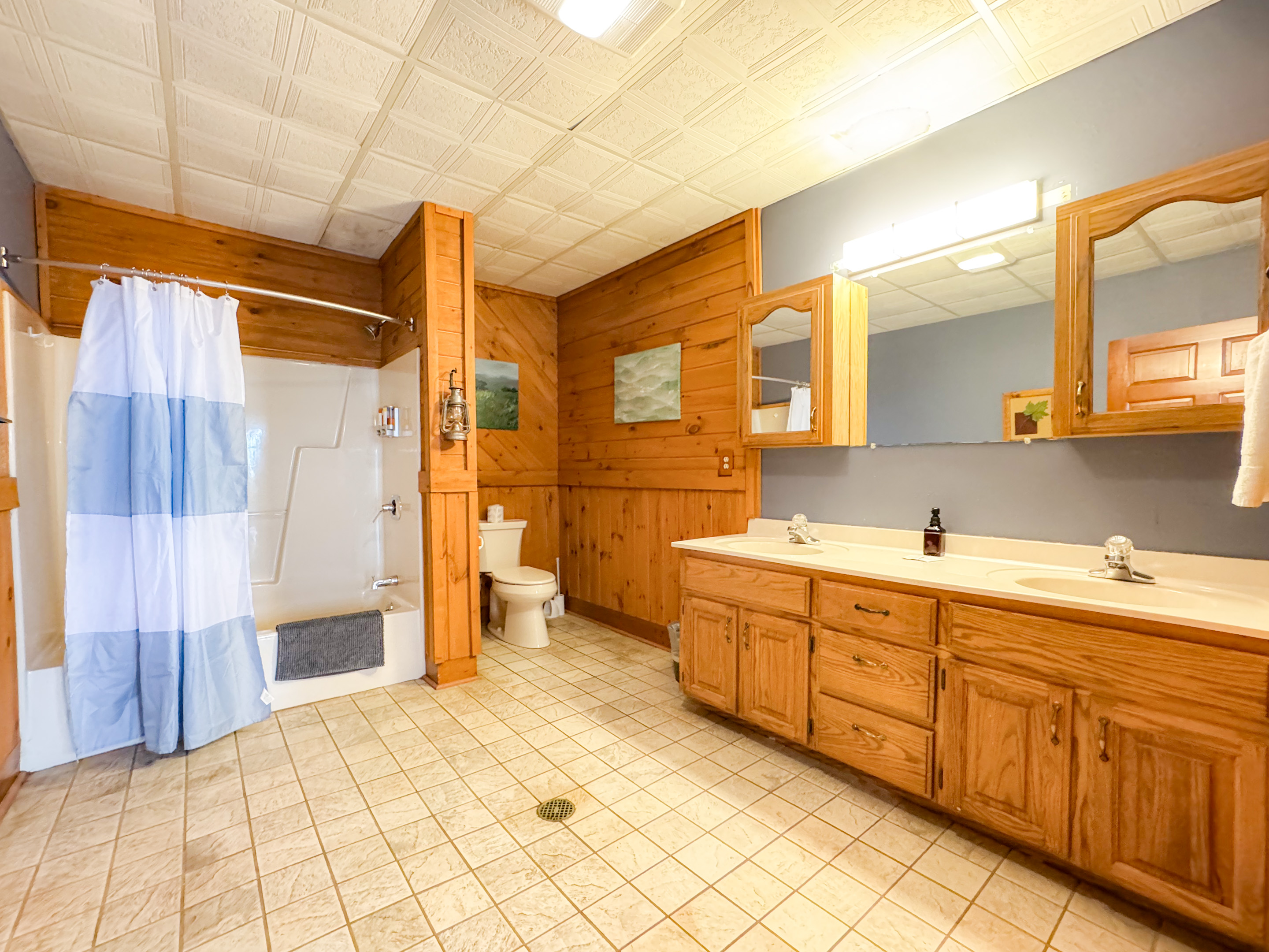 Large middle bathroom just off the kitchen