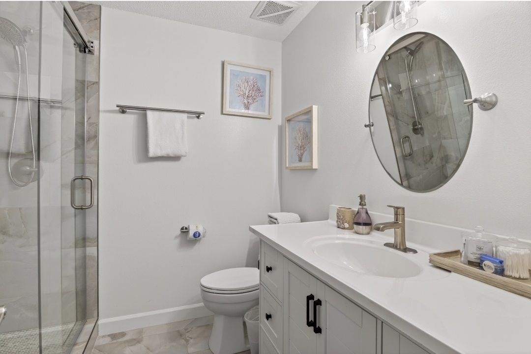 2nd King Bathroom


