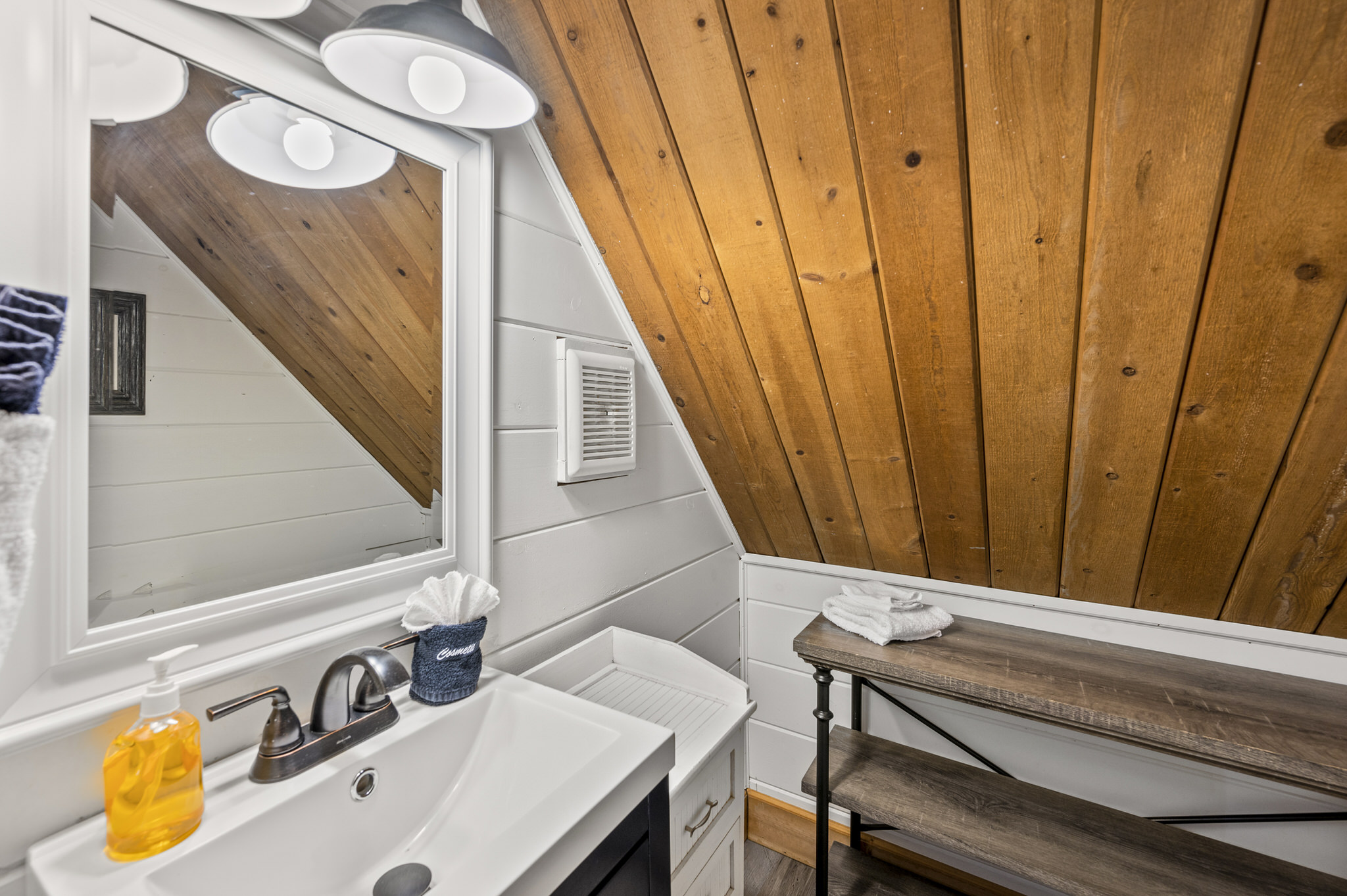 Primary suite 1/2 bath located in the king loft bedroom. 