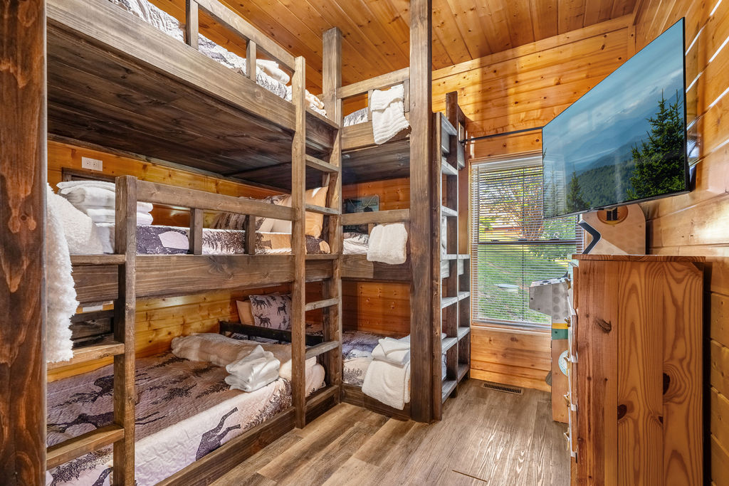 This level comfortably sleeps up to 18 guests, featuring two bunk rooms each equipped with 2 triple twin bunks and 1 triple full bunk&mdash;ideal for group gatherings or kid-friendly sleepovers in the mountains.