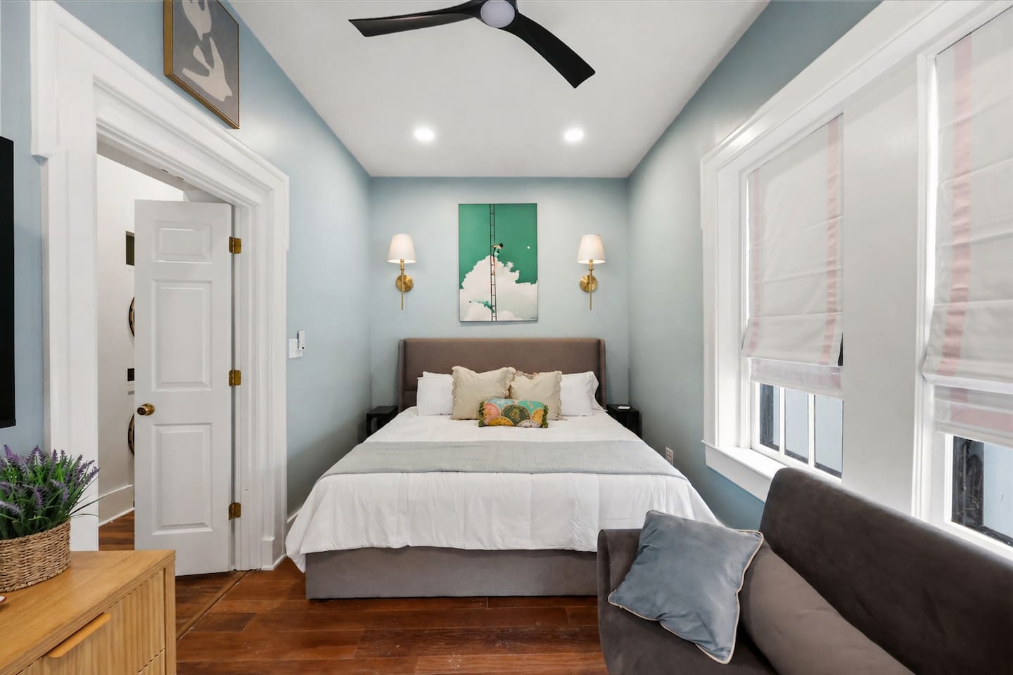 Comfortable king bed with new Nectar mattress. Full of natural light. 