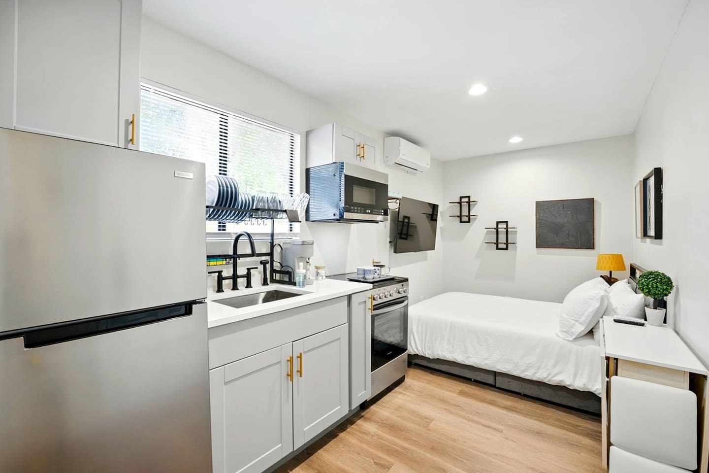 Bright 1BR close to Five Points w/ Kitchen