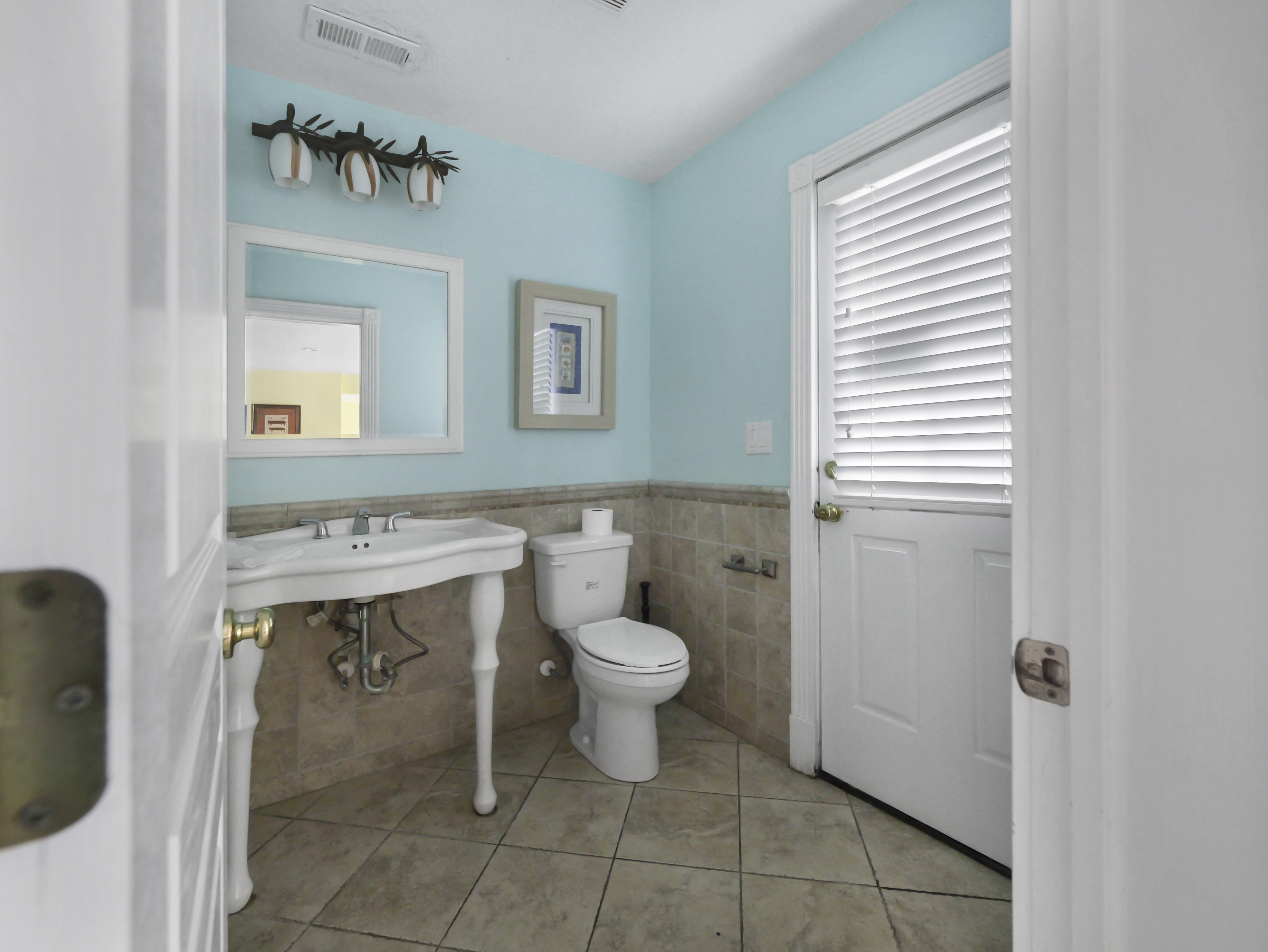 The Hemingway — Guest Bath