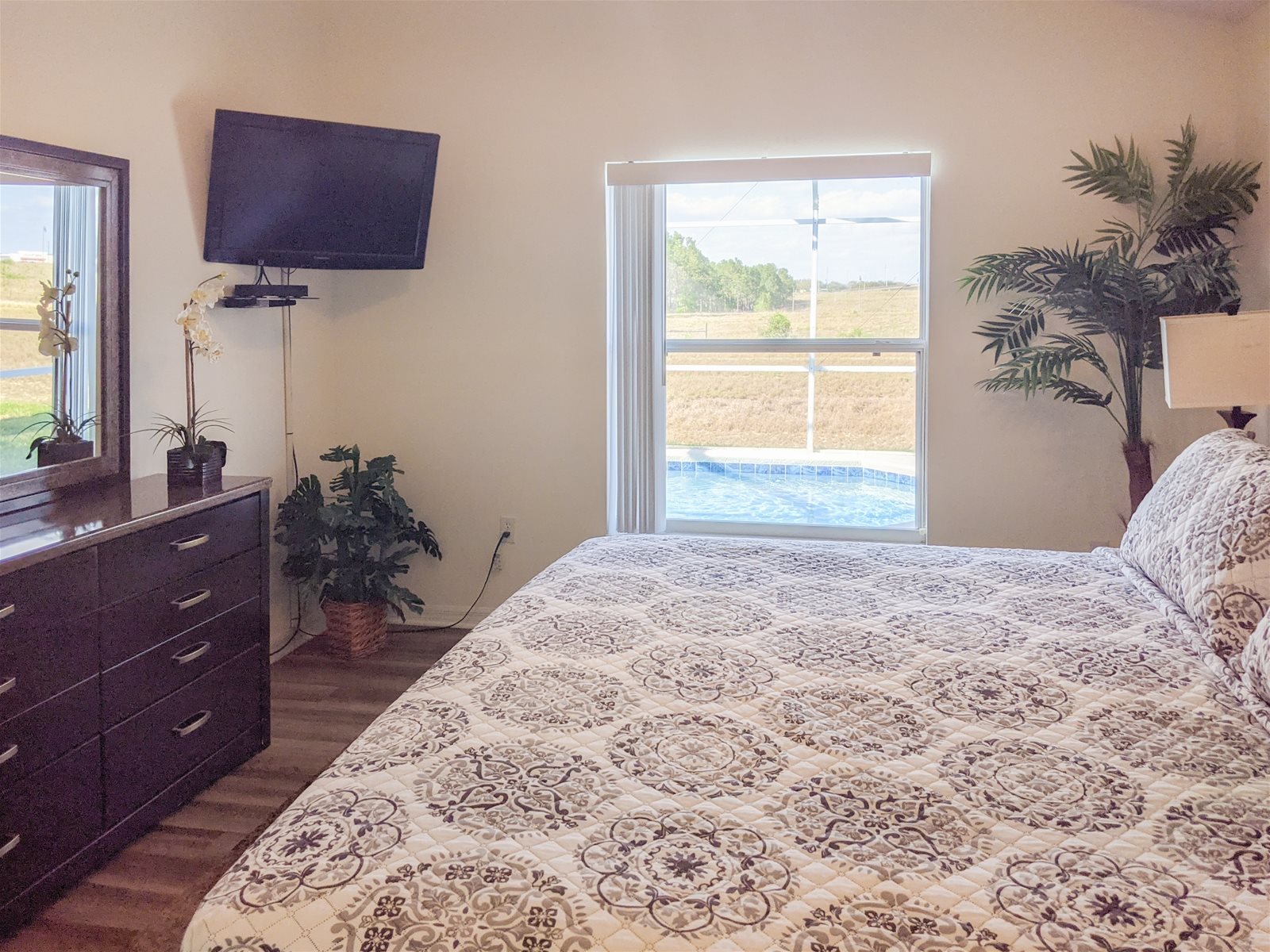 King Bed with private bathroom, TV in all the bedrooms!