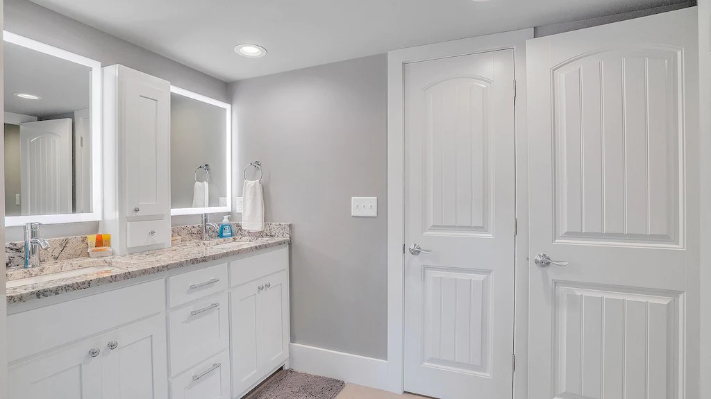 Luxury lighting vanities in bathroom