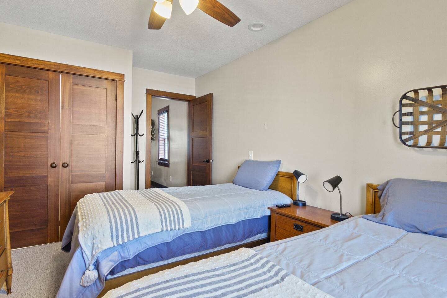 Spacious room with two single beds, perfect for a comfortable and relaxing stay.