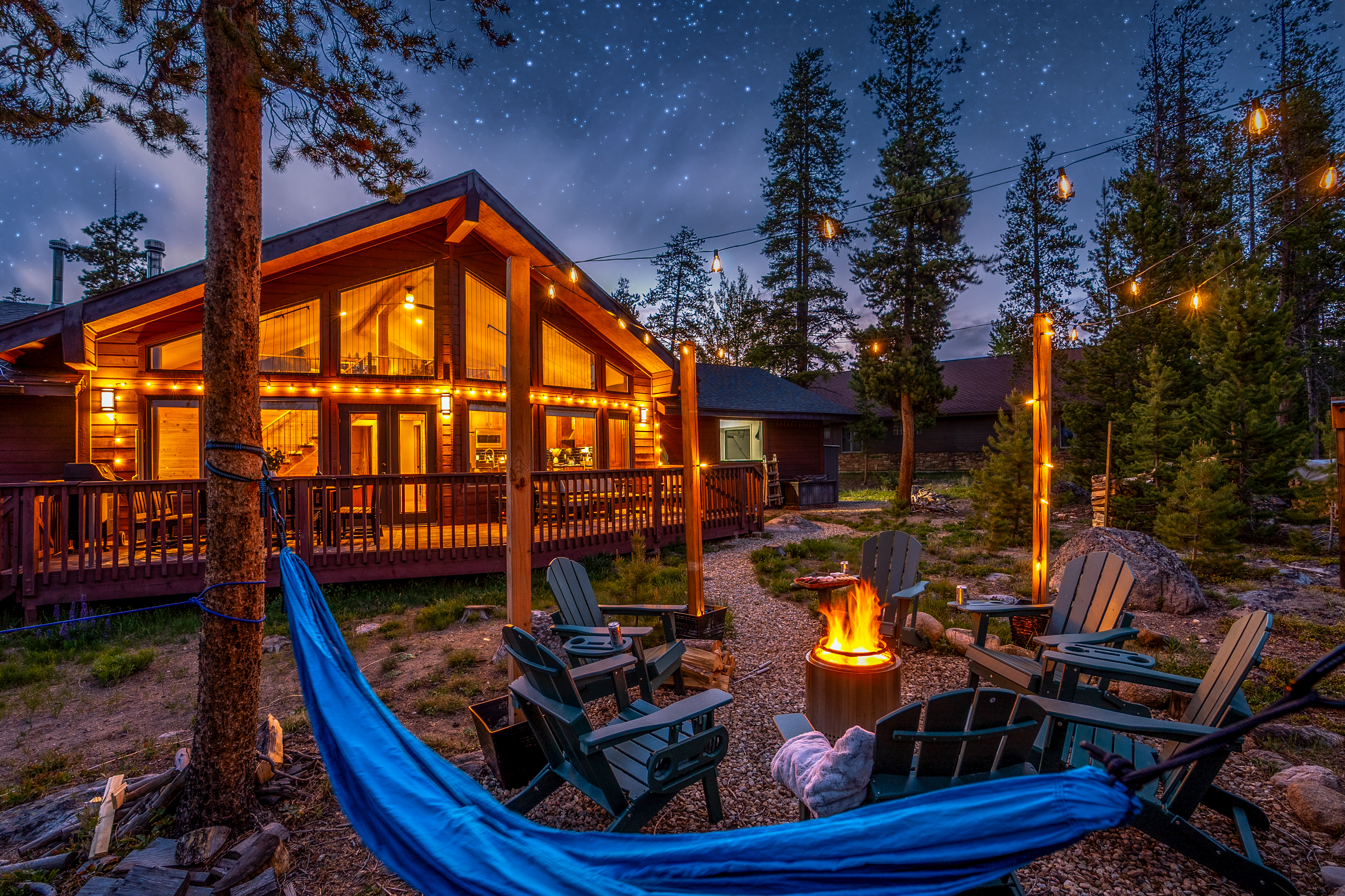 There's something special about ending the day around a crackling fire. S'mores, starry skies, and conversations that last for hours. These are the moments that become family traditions.