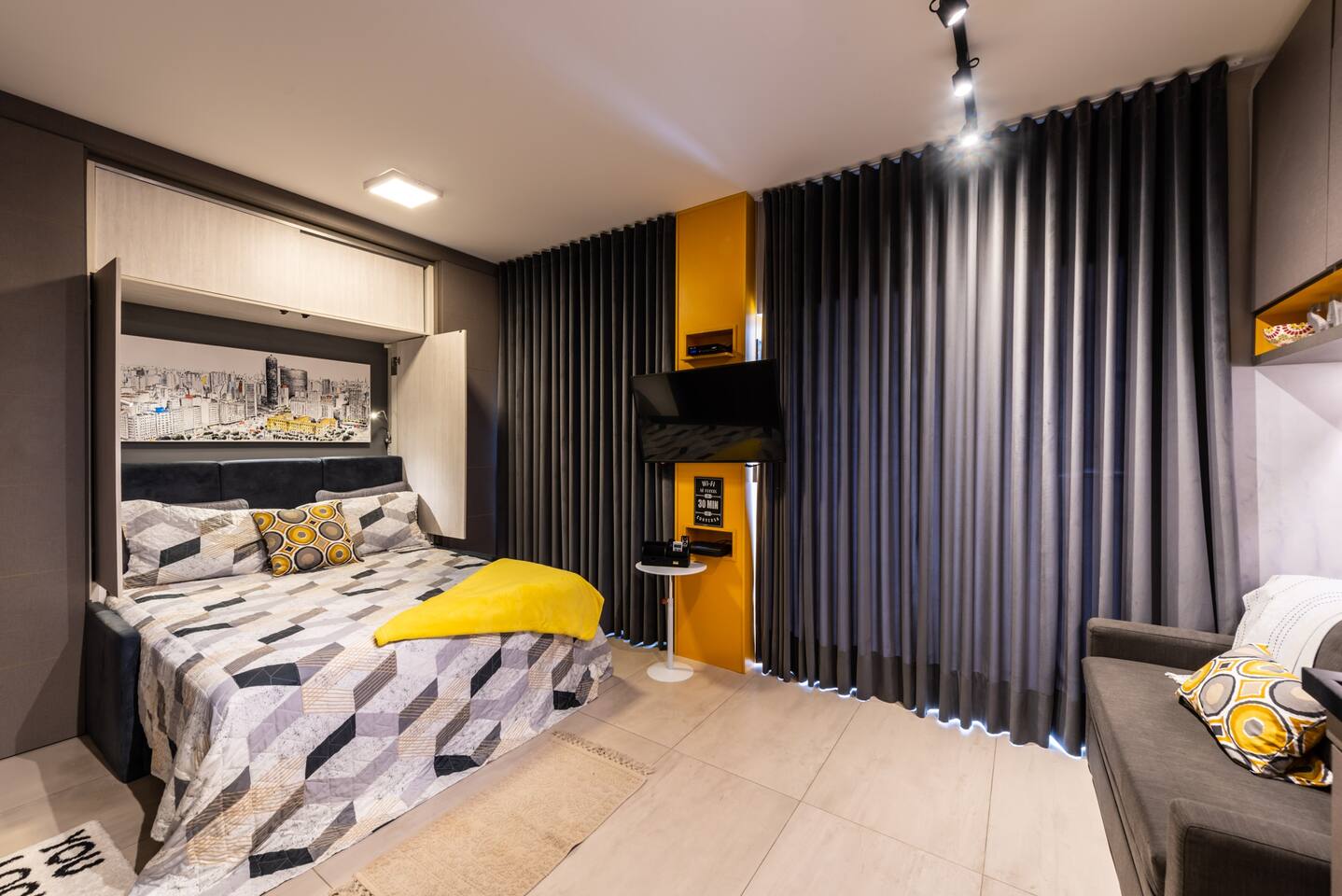 Conforto garantido com cortinas blackout para noites tranquilas.