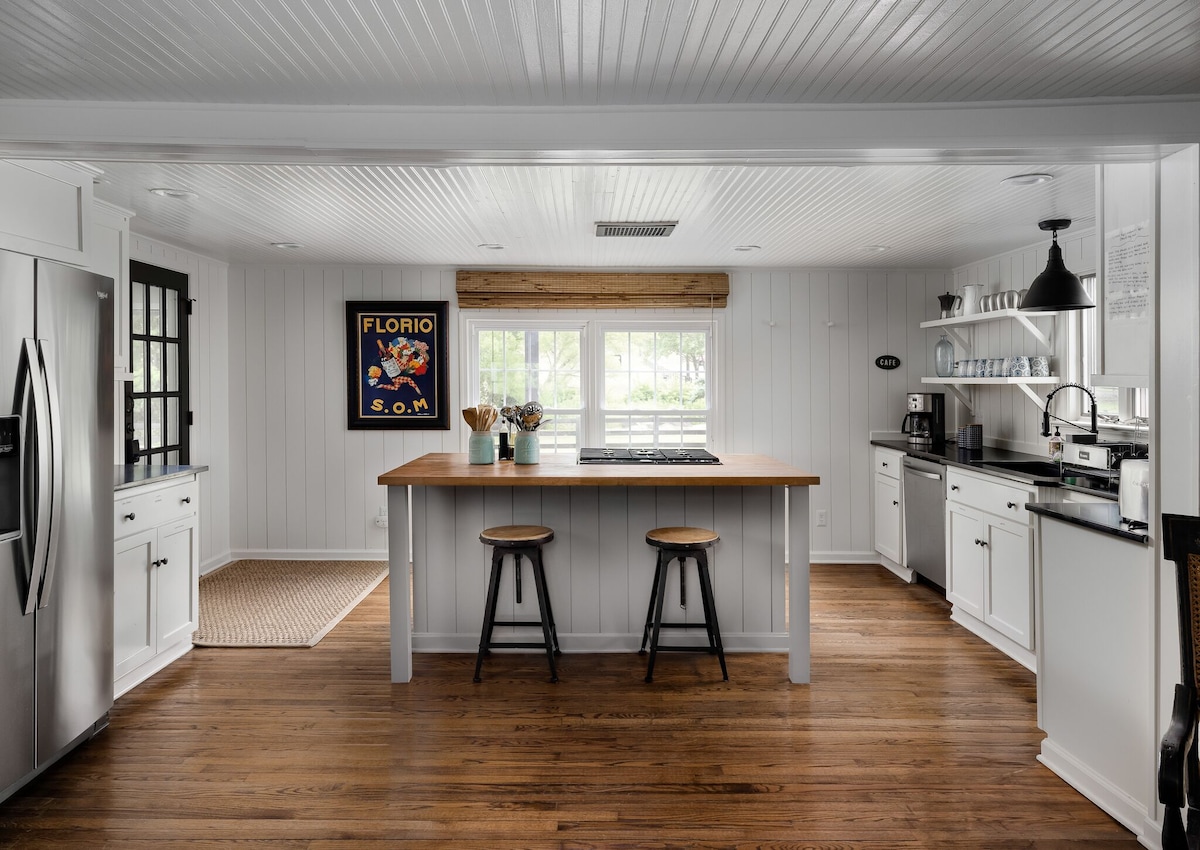 Love to cook? This well stocked kitchen is waiting for you!