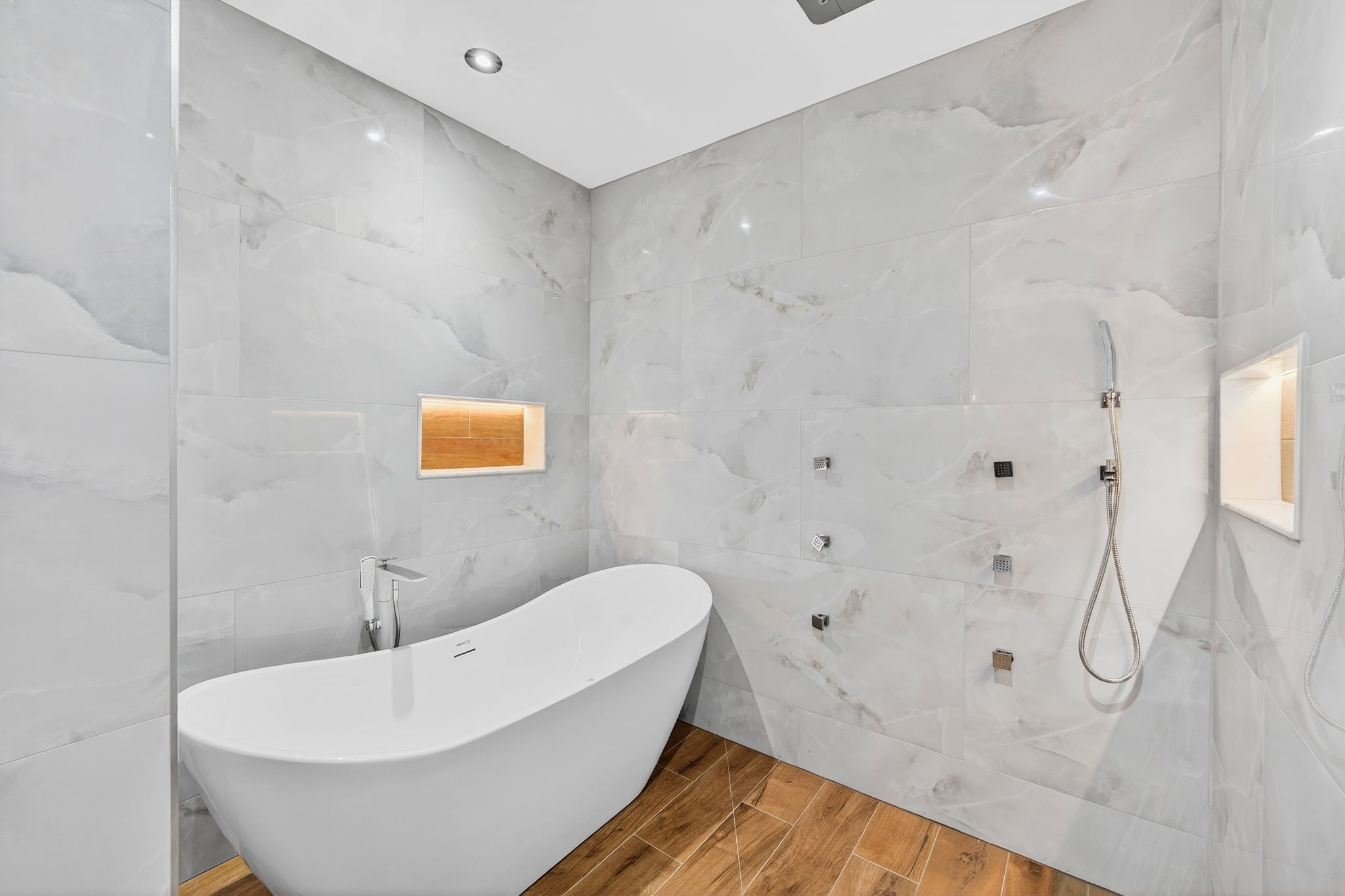 Ensuite Bath 3 | Rosewood Retreat | 2605 Palm Blvd, Isle of Palms, SC | IOP Escapes