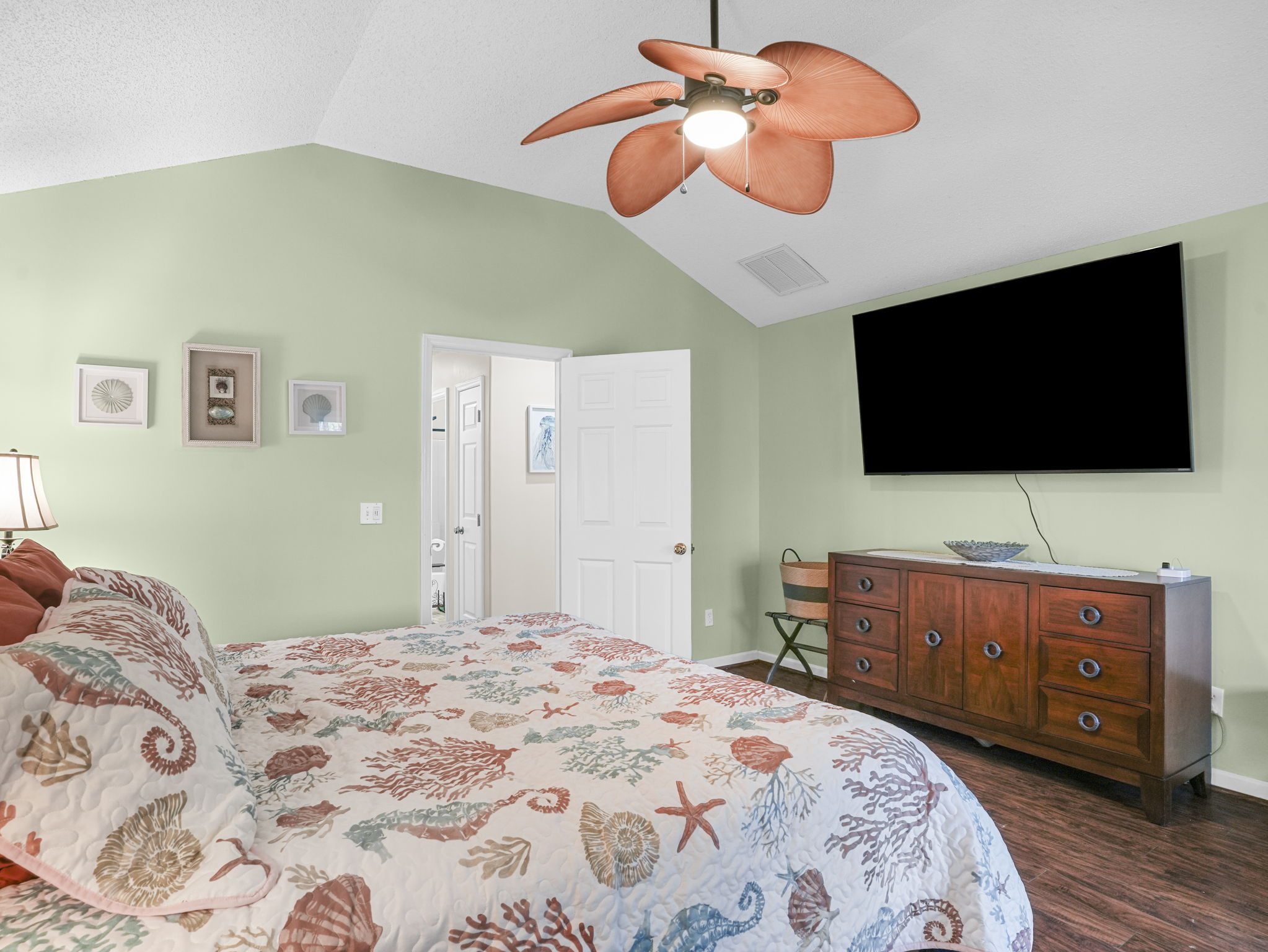 Master Bedroom, King Bed, Dresser