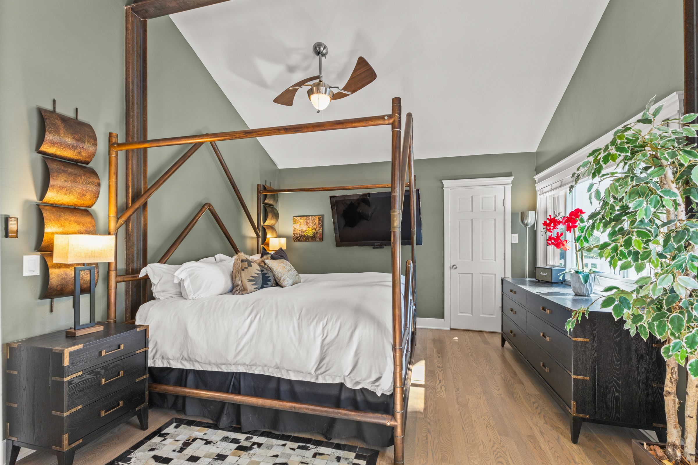 Bedroom #2 | King Bed| TV