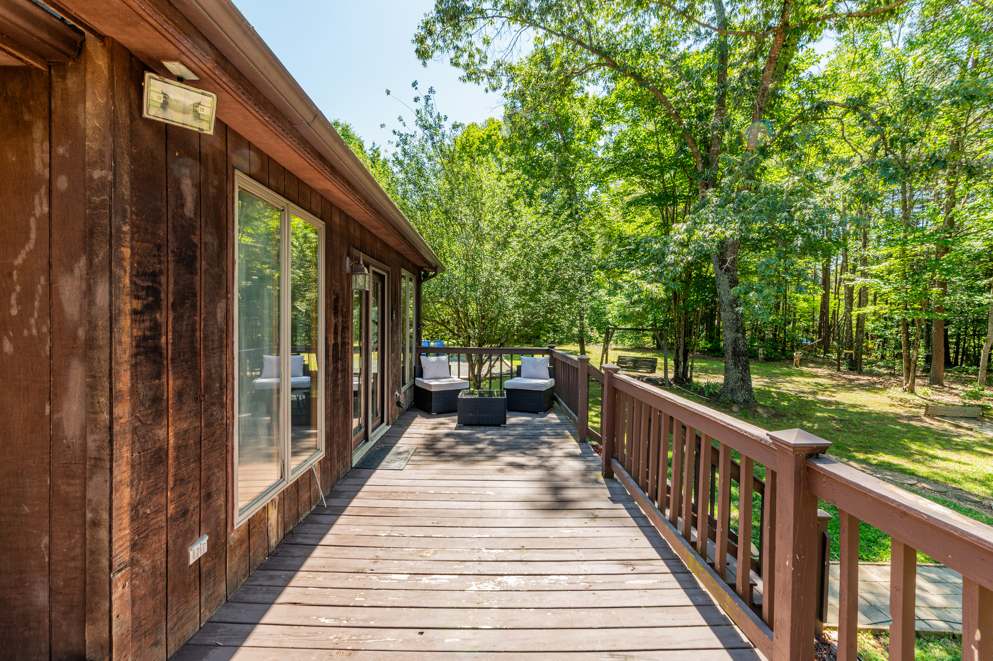 Deck Oasis: Unwind on the spacious deck surrounded by nature's beauty and vibrant greenery!