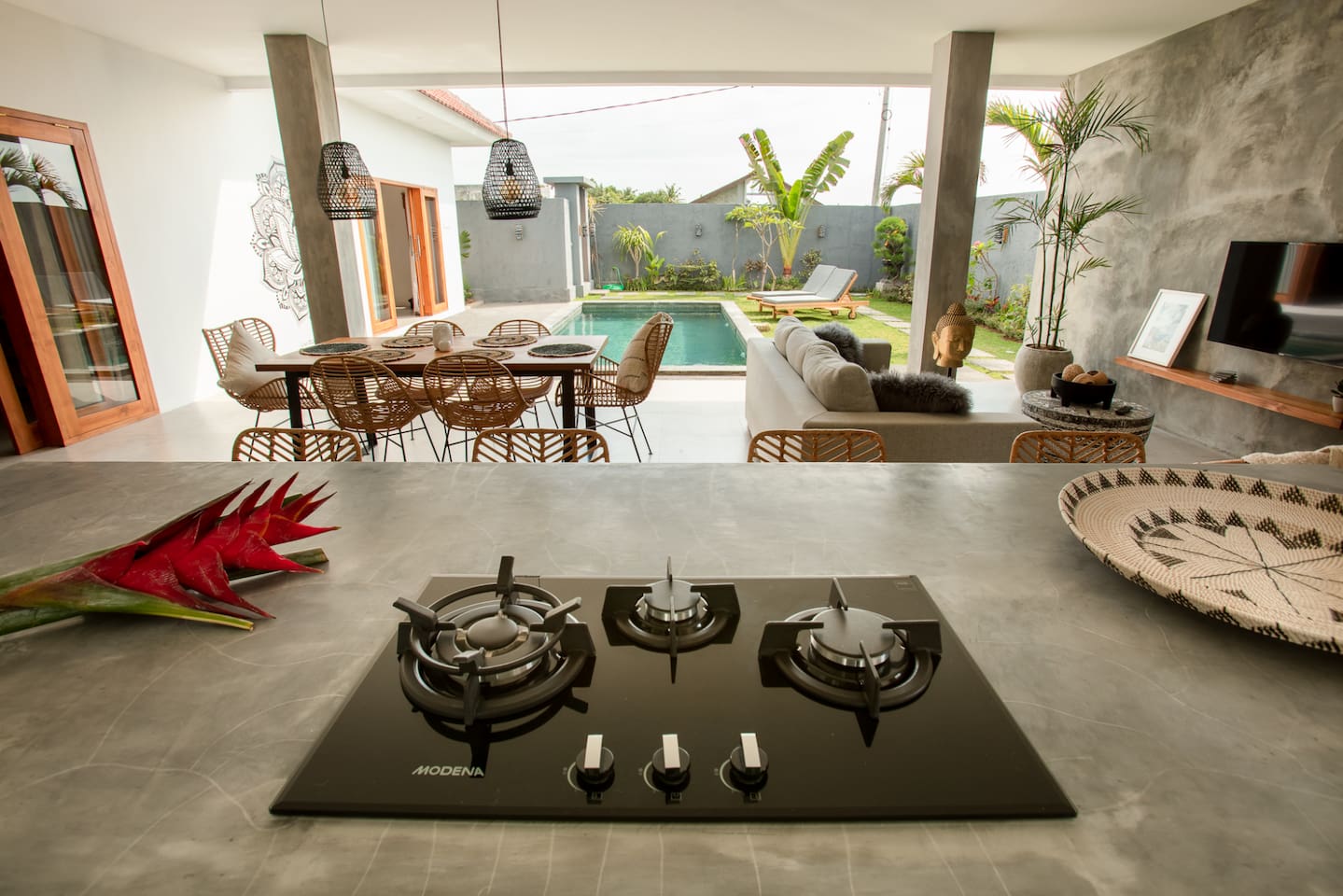 Cook while marveling at this lush garden, a true oasis of serenity.