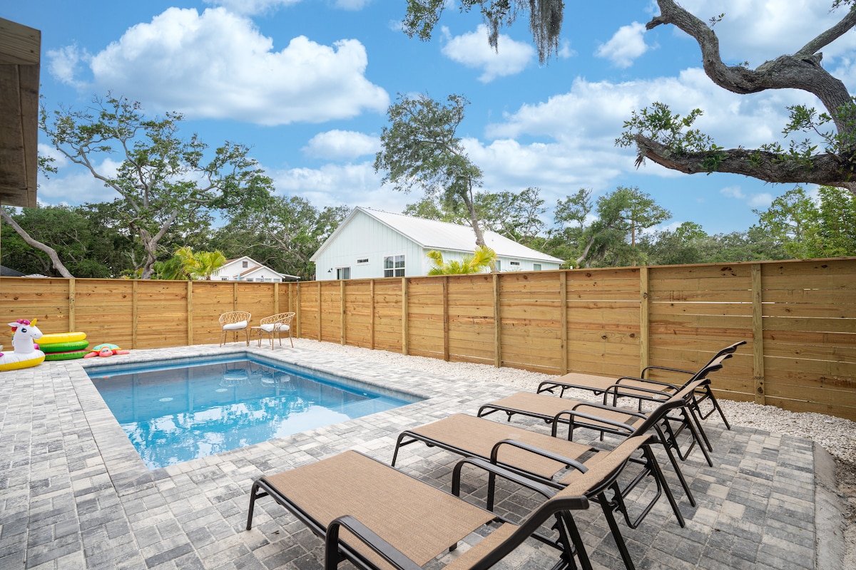 A fully fenced courtyard means you can put your book down without keeping one eye on the gate. The loungers face the afternoon sun, the water sits a few steps away, and the whole of it belongs to your group alone.