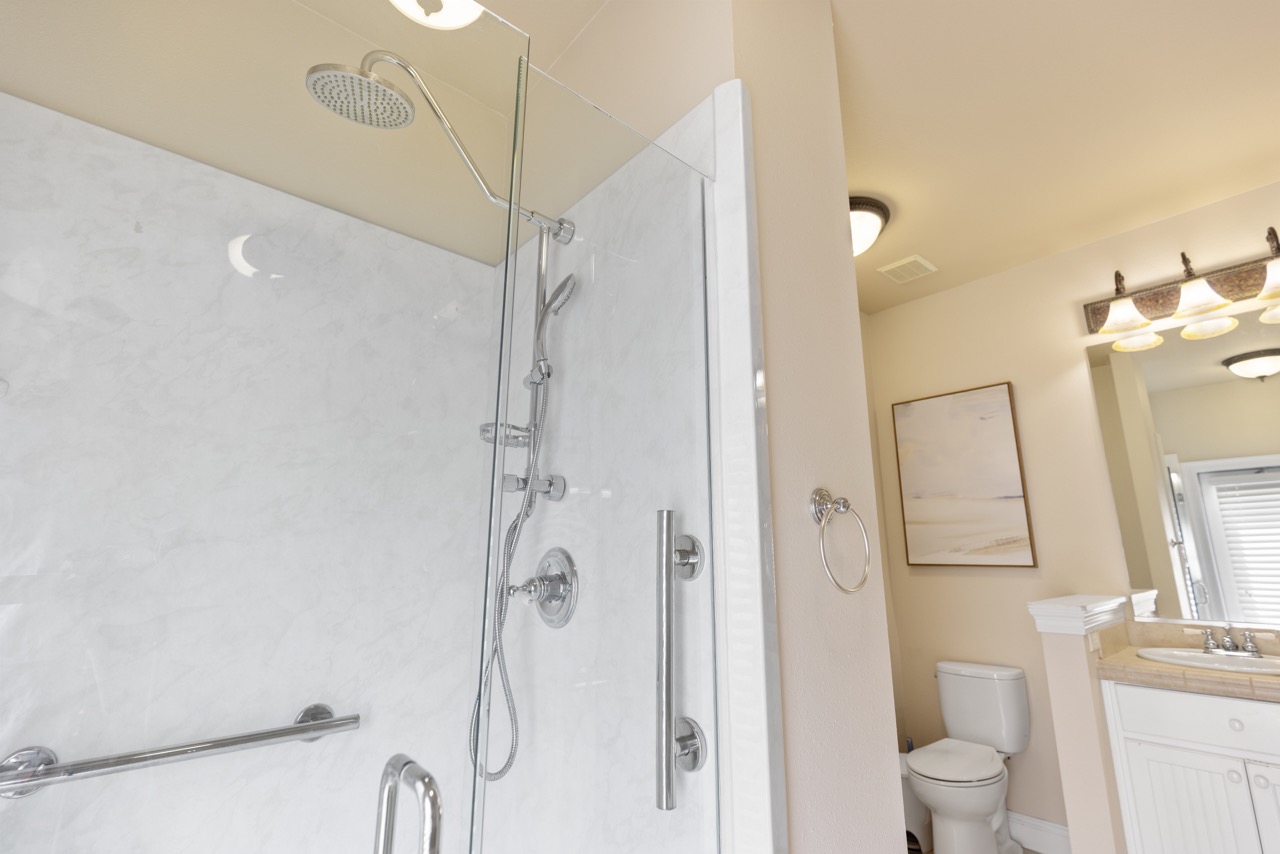 Master Bathroom (1st Floor)