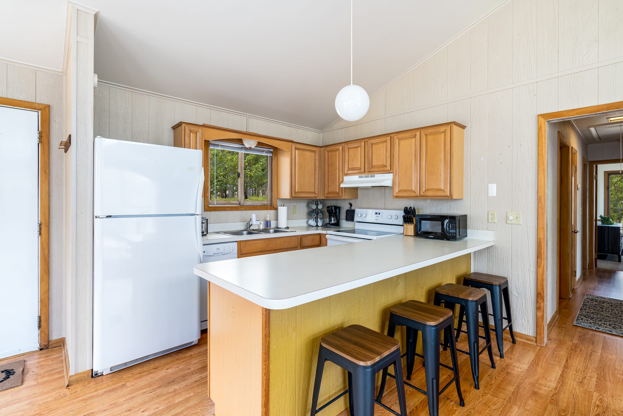 There is a full kitchen, The kitchen is being updated when you arrive all new appliances will be ready for your use, There will also be a fresh coat of paint and some new decor. 