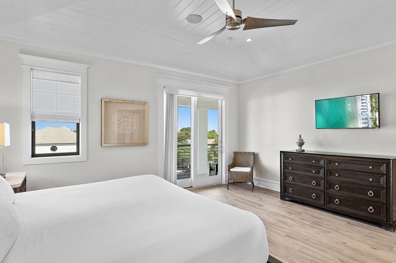 Bedroom 8 (Third Floor): King Bed with Private Bathroom, Shower and Tub