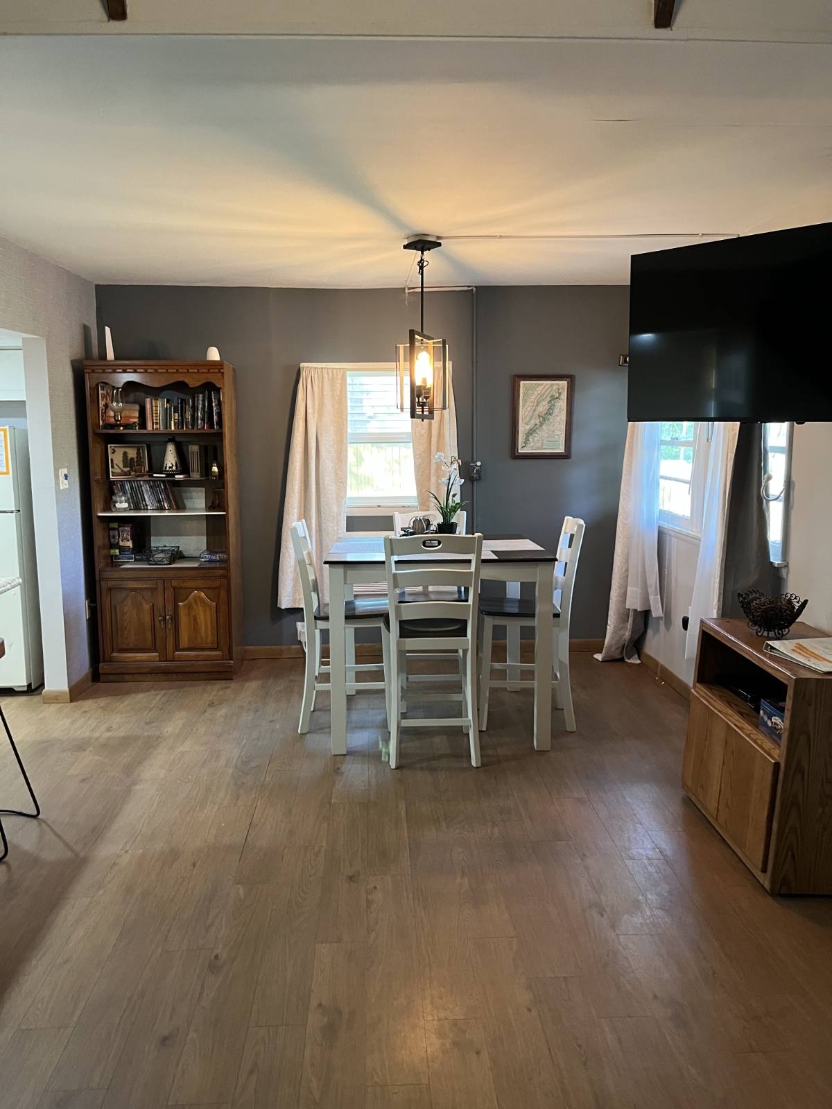 Dining room with 4 chairs