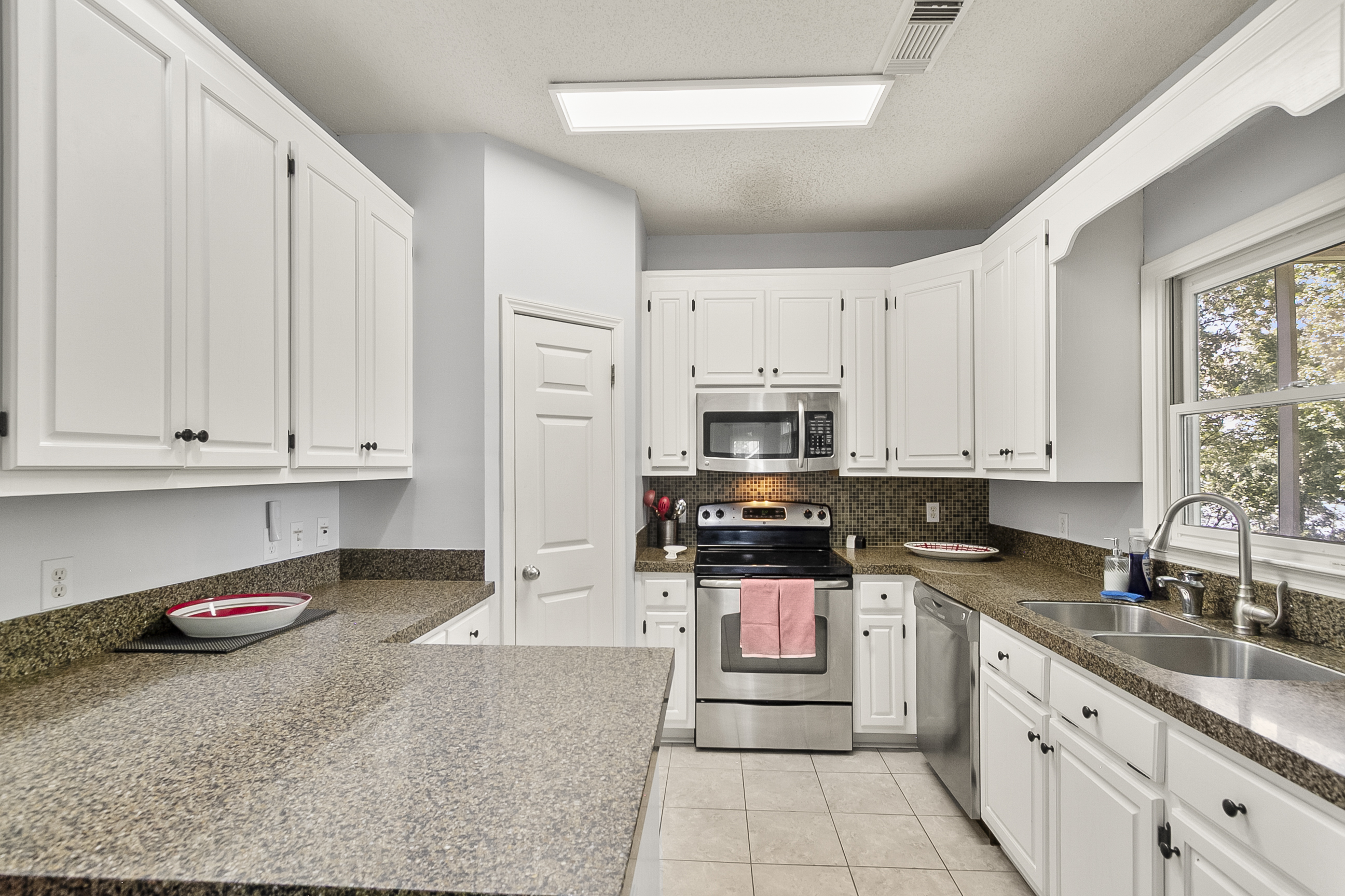 Fully Furnished Kitchen l Crockpot l Ice Maker l Coffee Bar l Blender l Water Filter l Spices