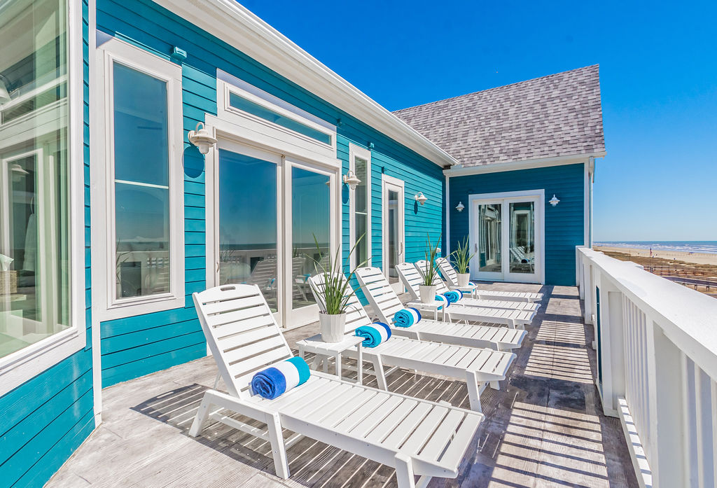 Top floor balcony for you to get some vitamin sea...