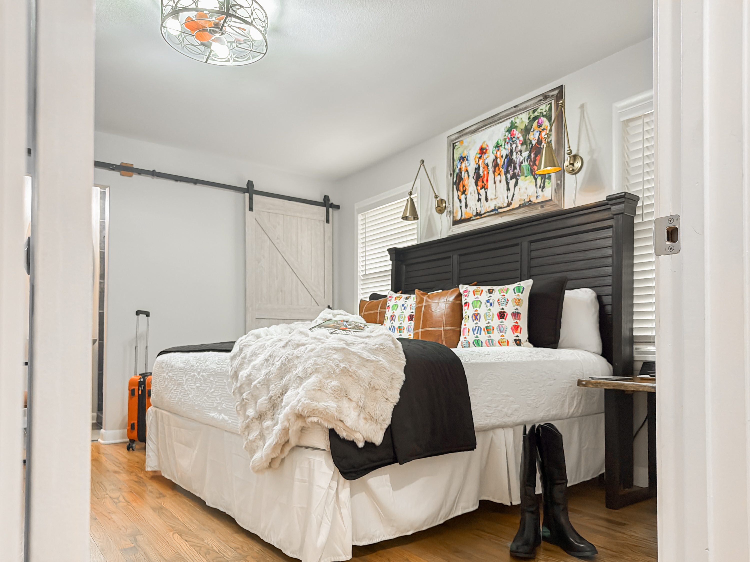 Bed down in a room that nods to Oaklawn — race-day art and a quiet corner to recharge for tomorrow.