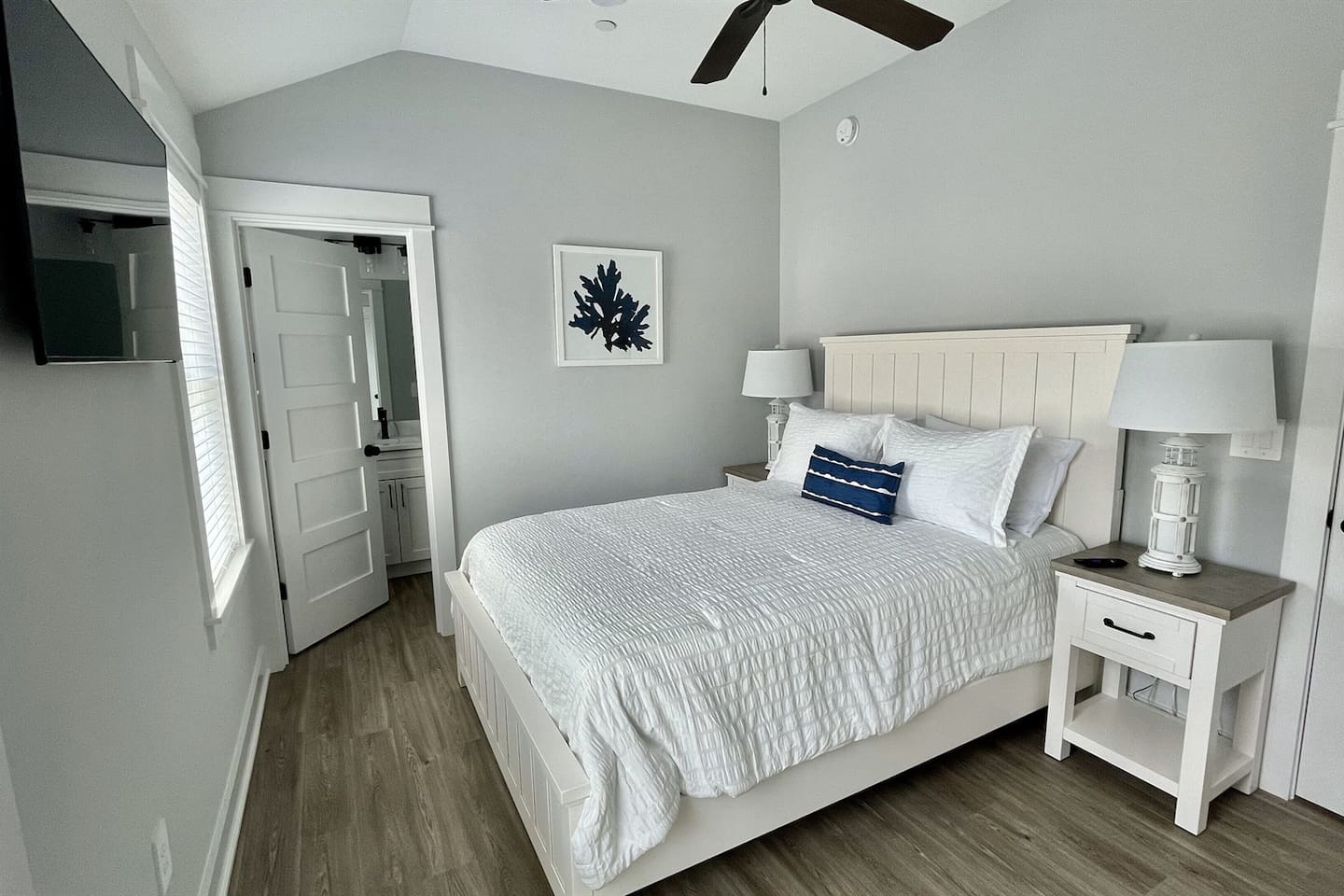 A serene Queen-sized retreat. With high ceilings and soft coastal tones, this room is designed for deep relaxation and a restful night's sleep.