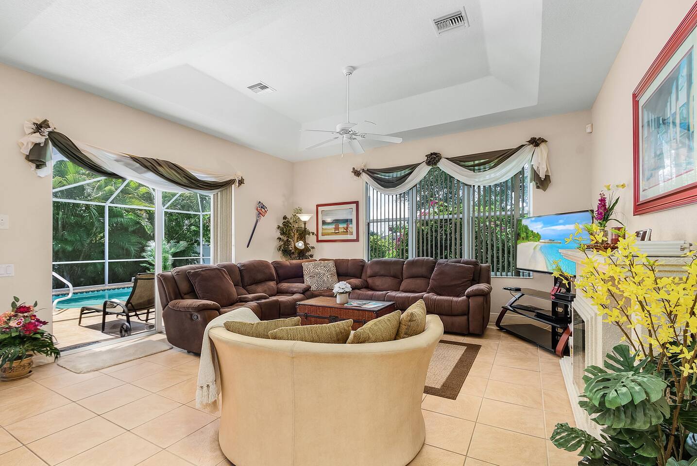Villa Rosa - Comfy family room with access to the lanai 