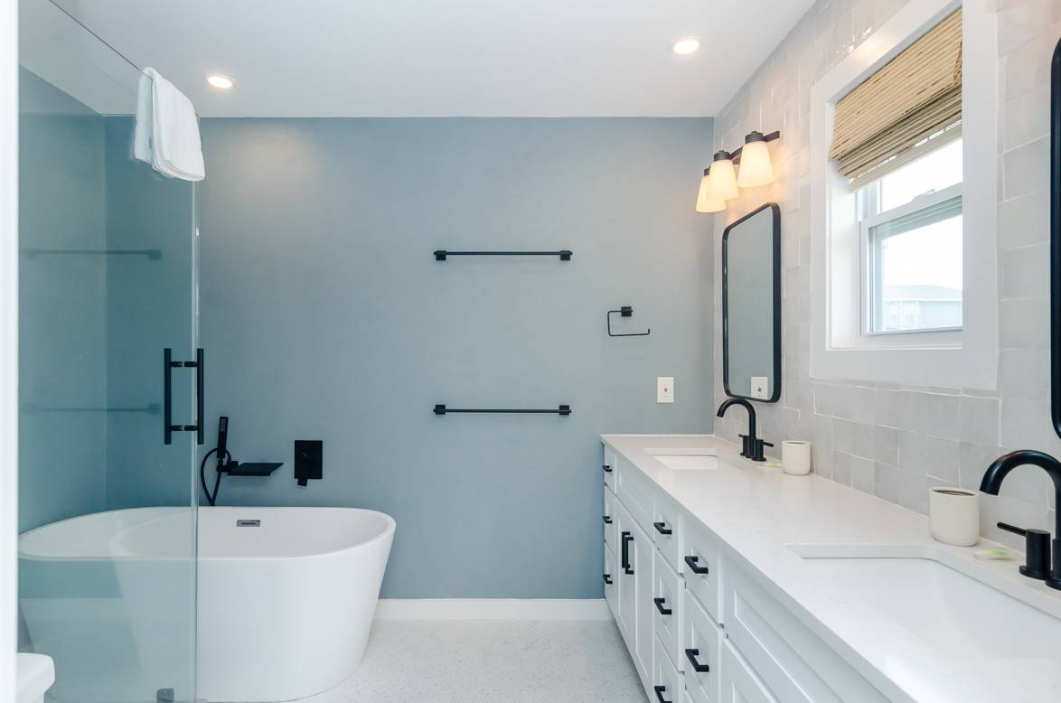 Bathroom 1: Master Ensuite