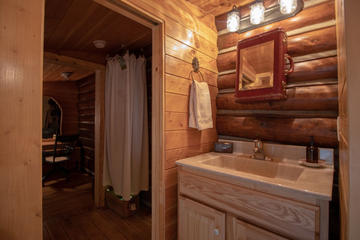 Storybook Redemption Cabin – Best of Cozy Colorado Mountain Cabins – Prime Loc