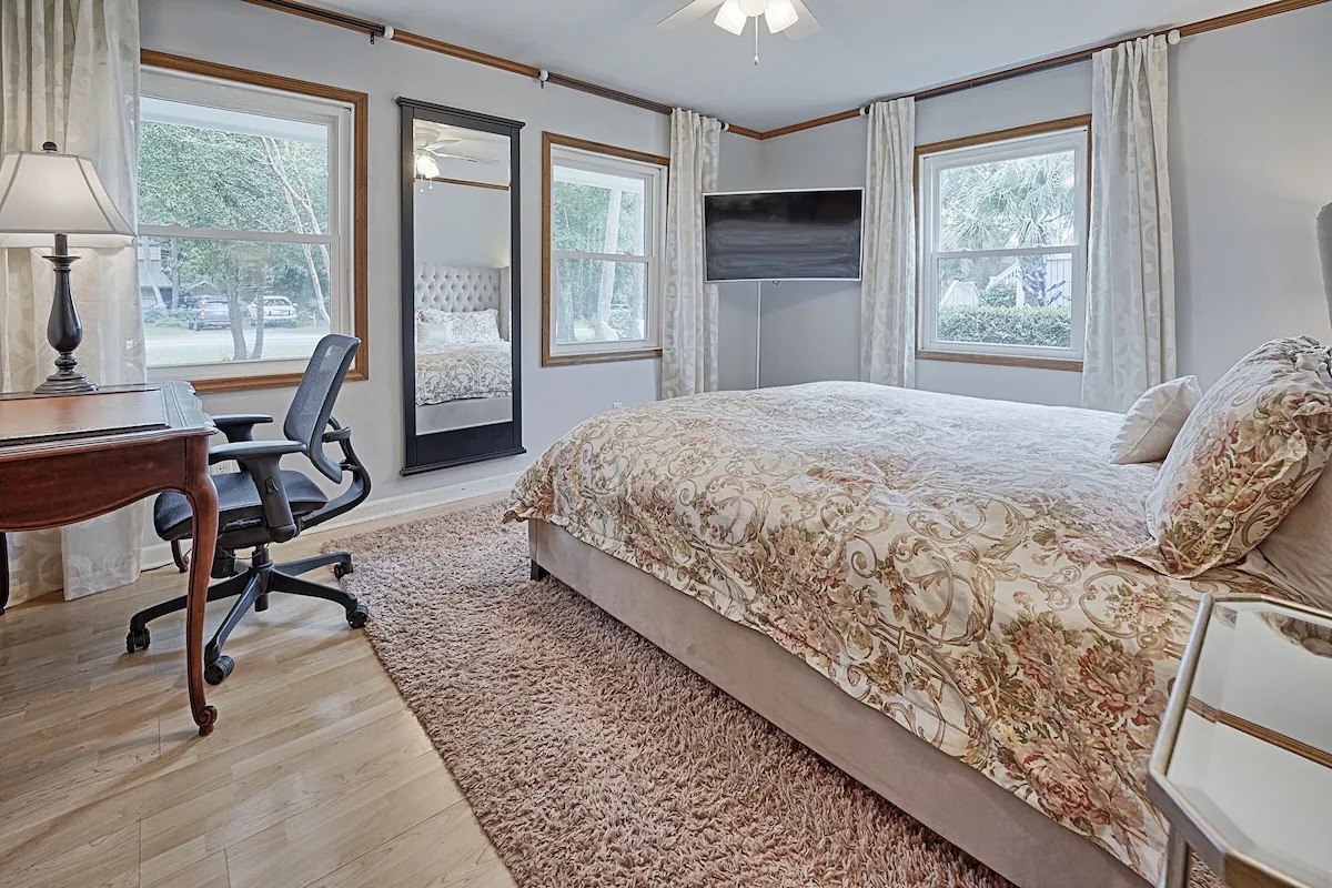 25 21st Avenue | Seas the Day | King Room | IOP Escapes