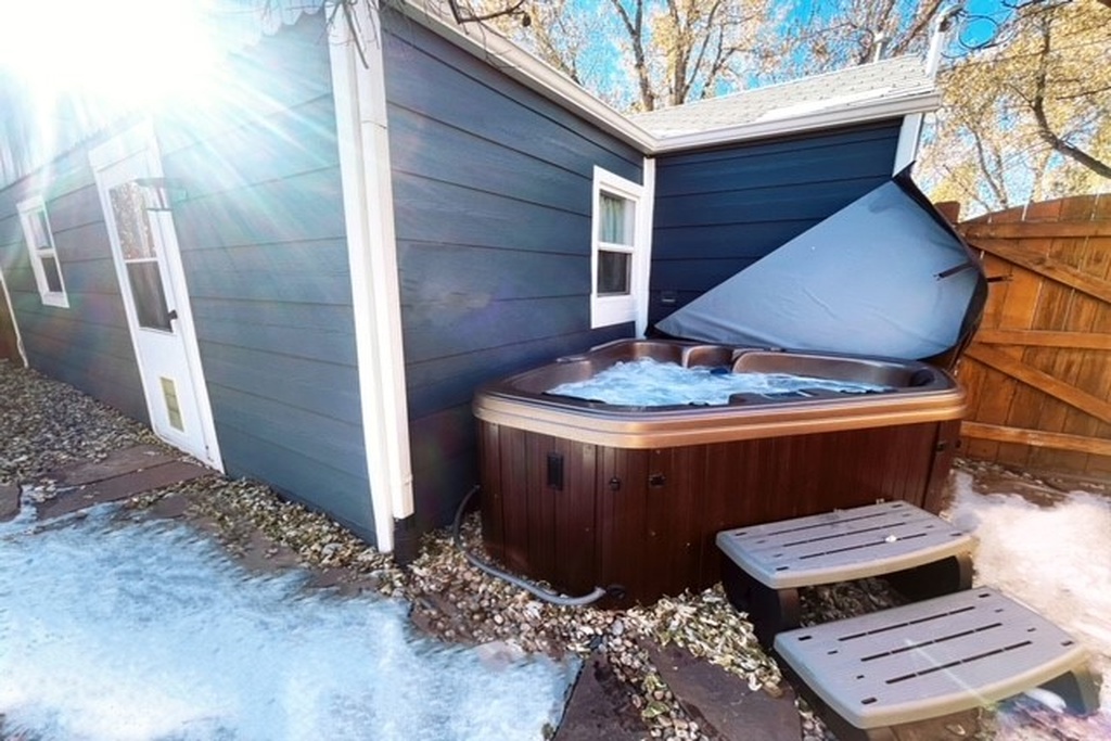 Private Hot Tub in the Backyard!