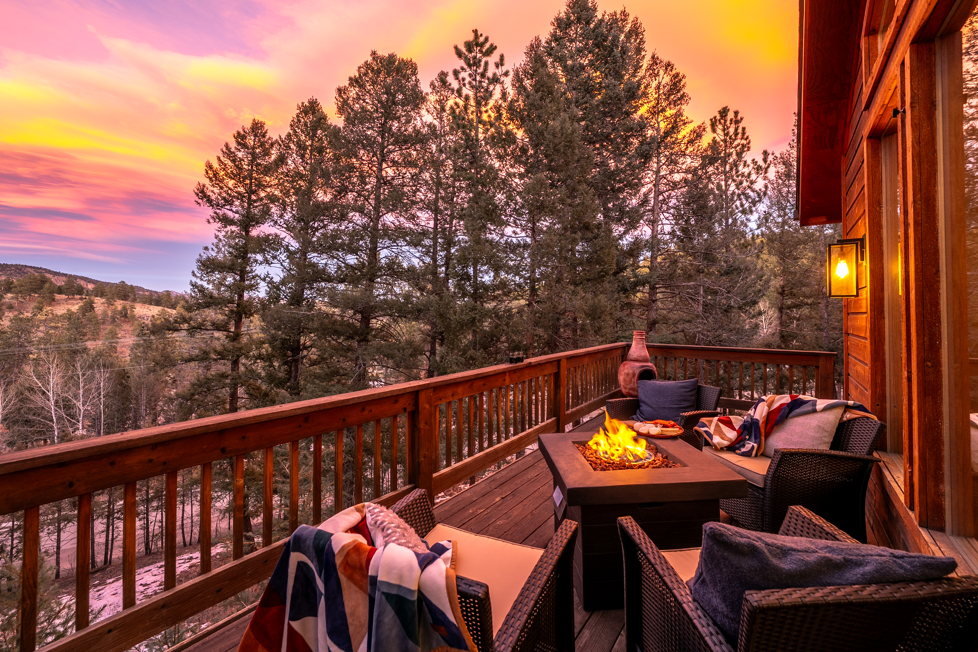 🔥🌅 Sunset deck bliss—wrap up in cozy blankets, gather around the fire table, and watch the sky glow over the pines and mountain ridges 🌲✨