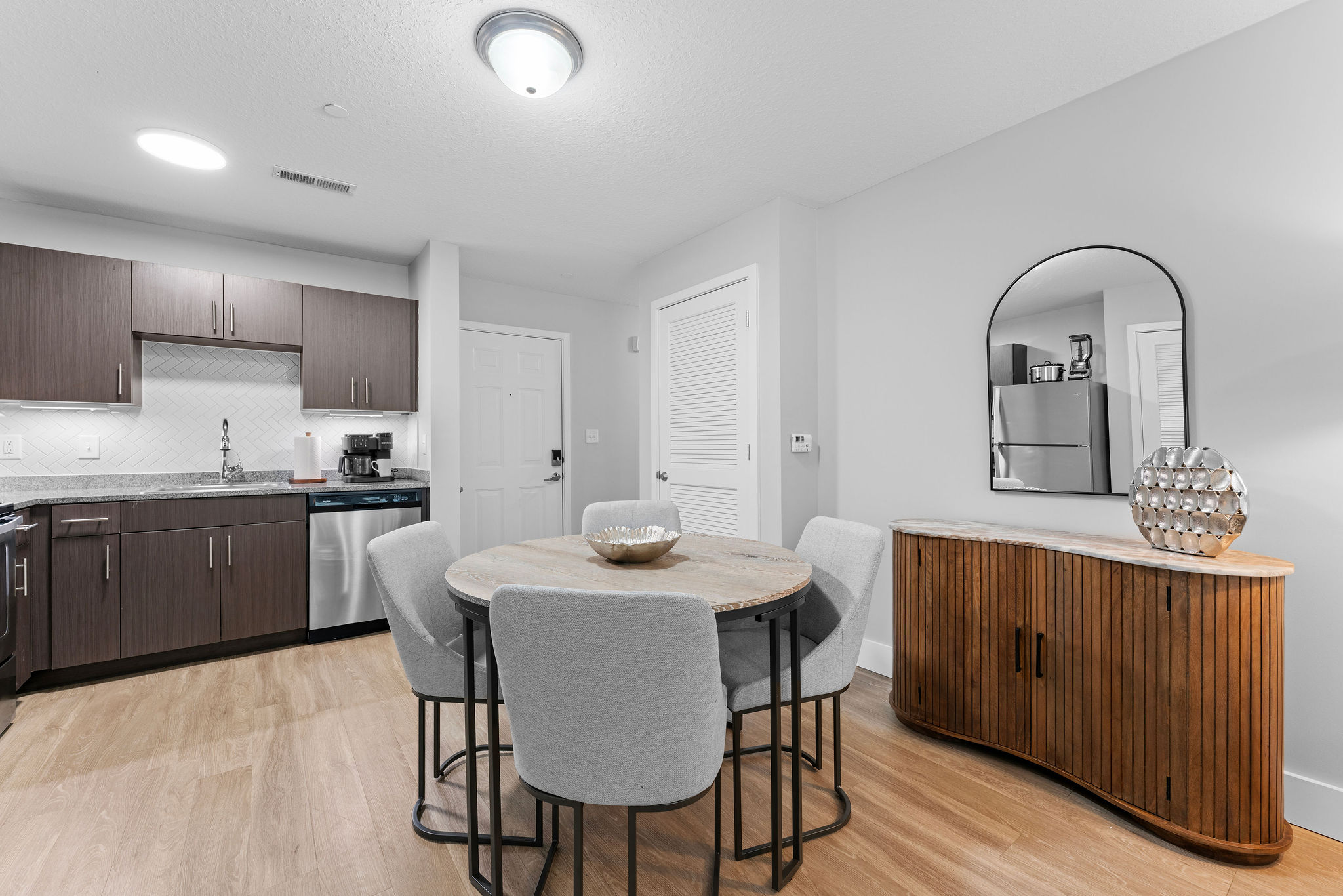 Dining Seats 4
