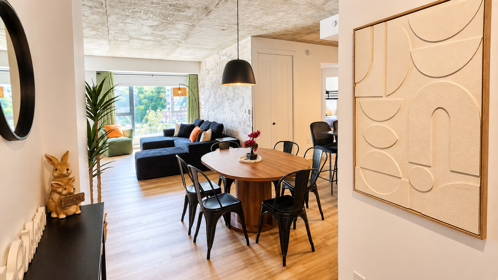 Dining room that sit comfortably 6 persons + the kitchen counter available !