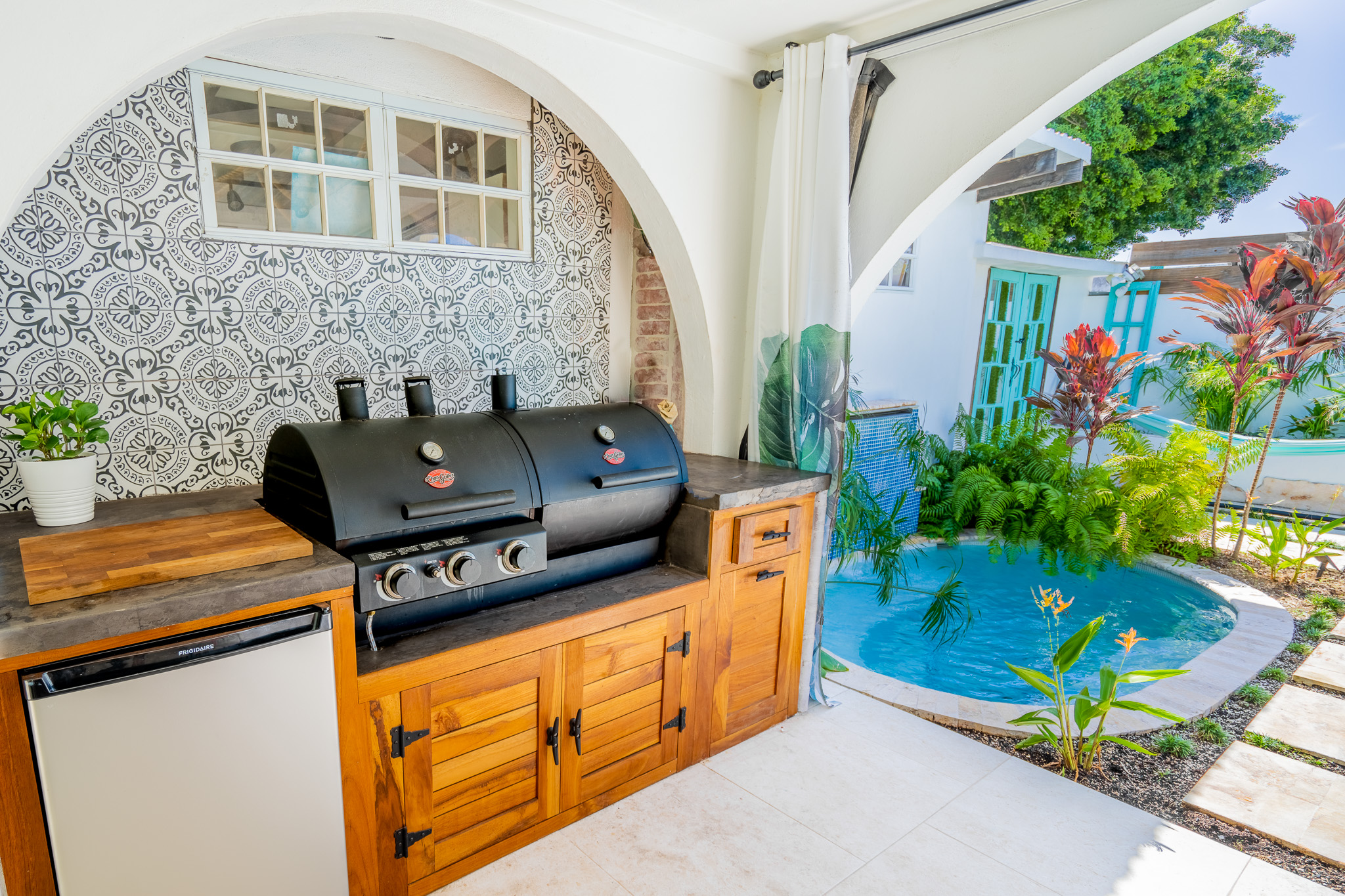 Why choose, when you can have slow charcoal bbq, or efficient gas, all with a fridge so you can relax in Dorado, Puerto Rico.