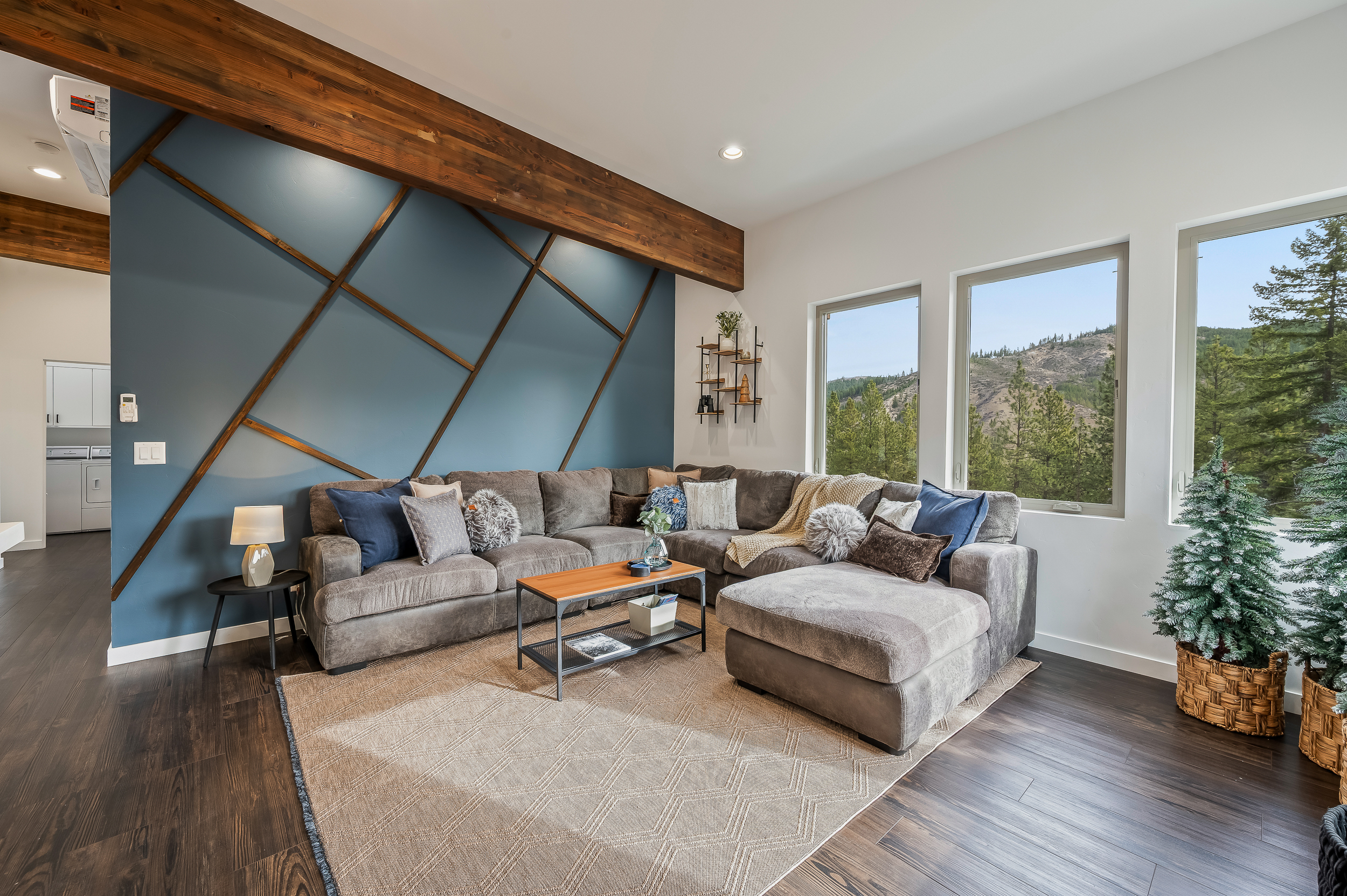 Living room with Smart TV, mountain views and comfy seating