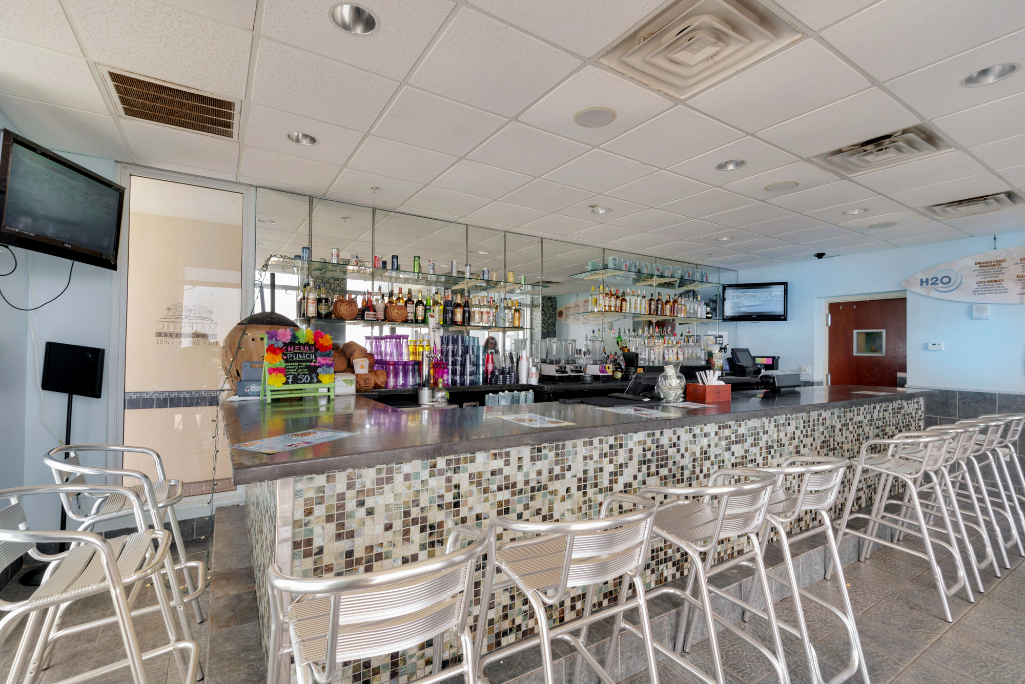 H2O Bar and Grill