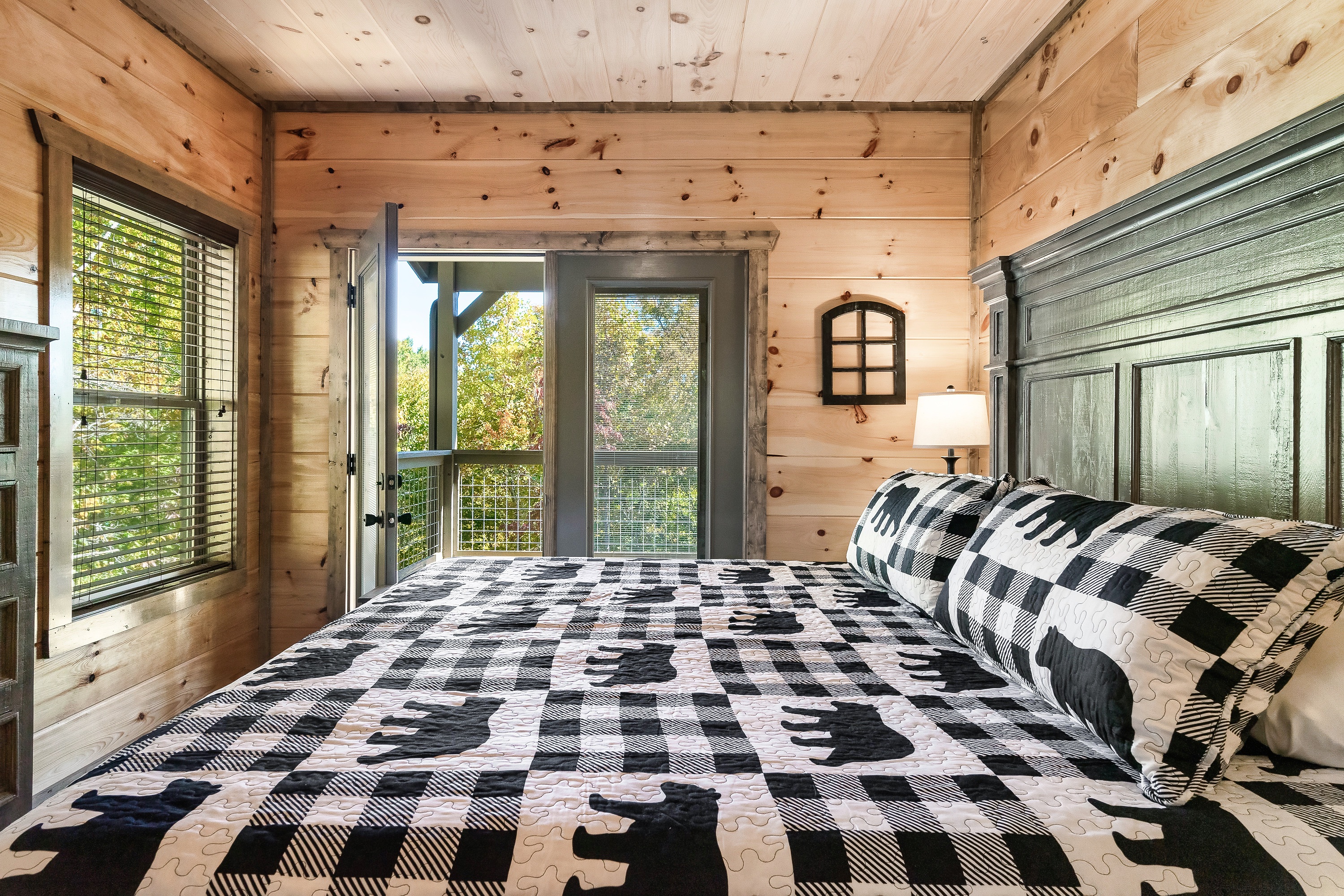 King bedroom with smart tv & esuite bath