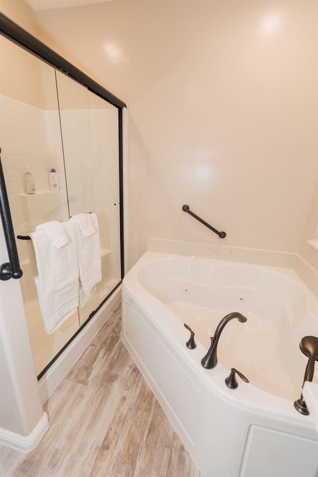 Primary Ensuite Bathroom with jetted tub